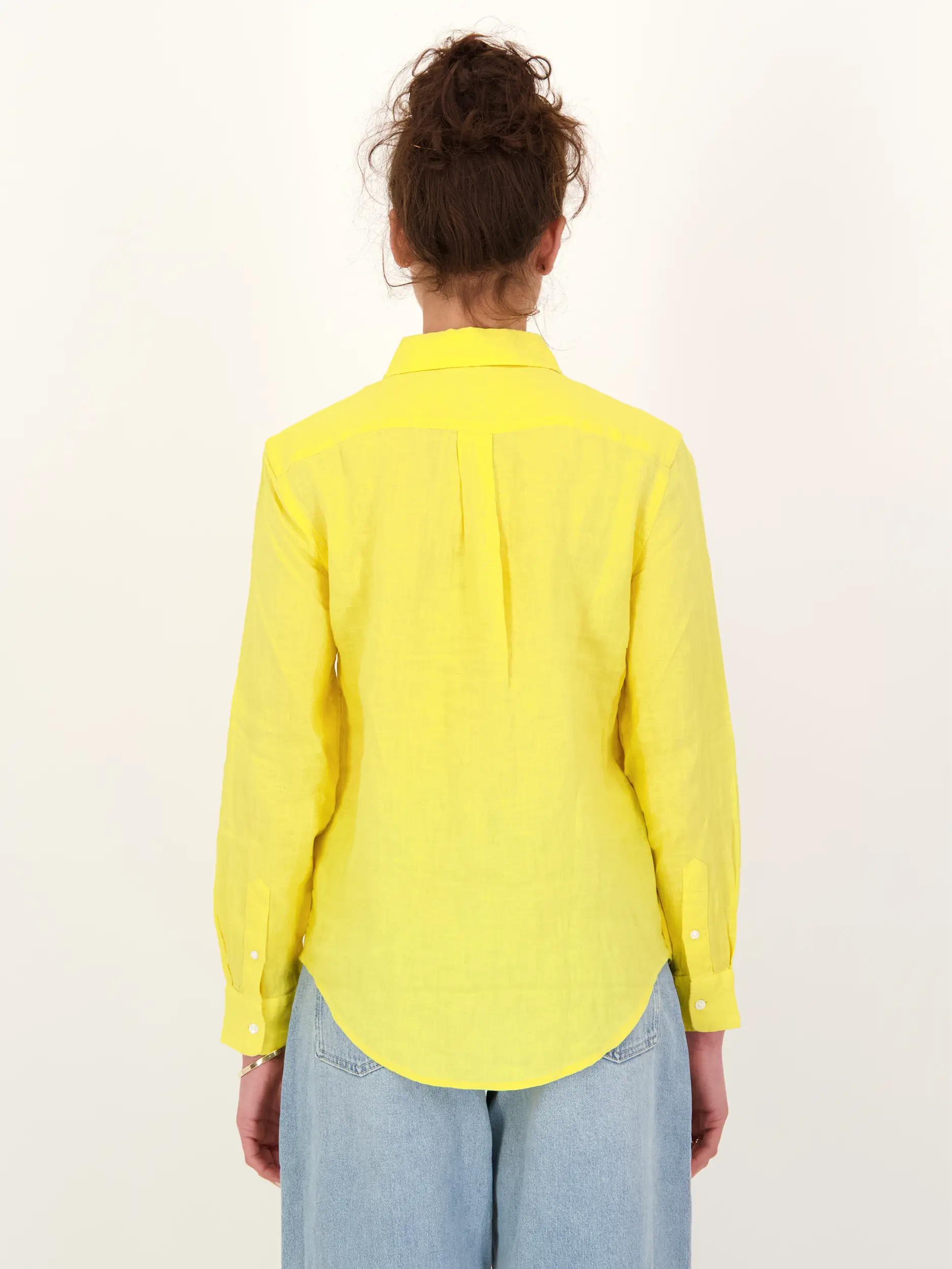 Bluse aus Leinen langarm - Artikel Rückseite getragen von einem Modell - Farbe: Gelb