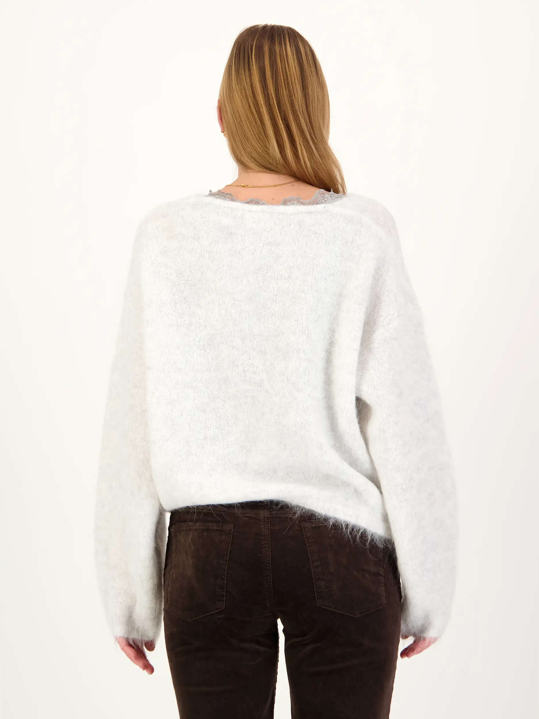 Pullover 'Nuny' aus Alpaka langarm - Artikel Rückseite getragen von einem Modell - Farbe: Grau