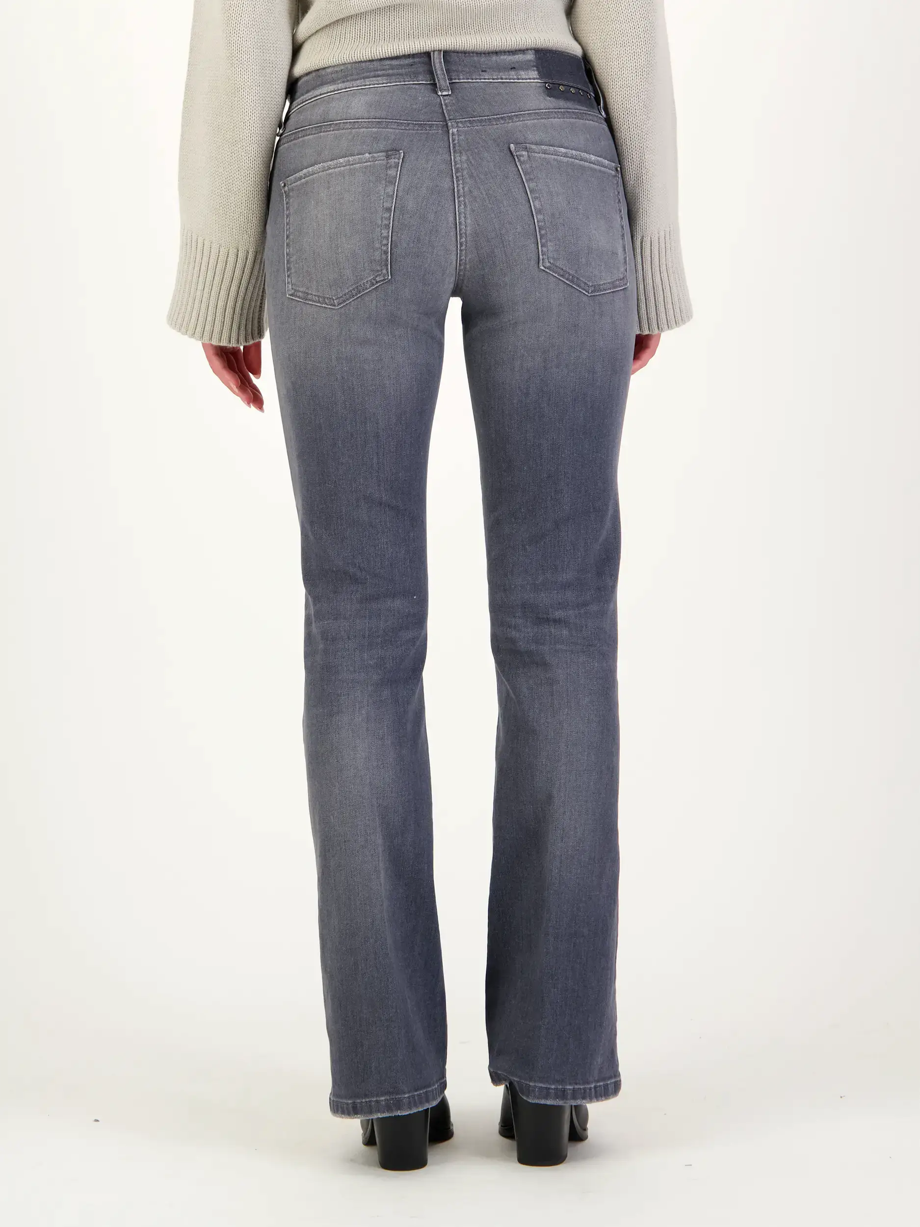 Low Rise Flared Leg Jeans 'Paris' - Artikel Rückseite getragen von einem Modell - Farbe: Grau