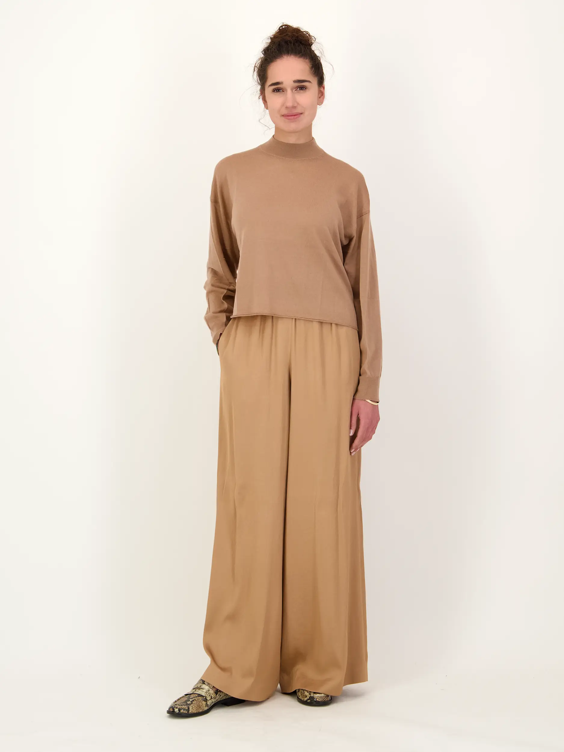 Satinhose 'Tweezer' - Artikel Teil eines Outfits getragen von einem Modell - Farbe: Beige