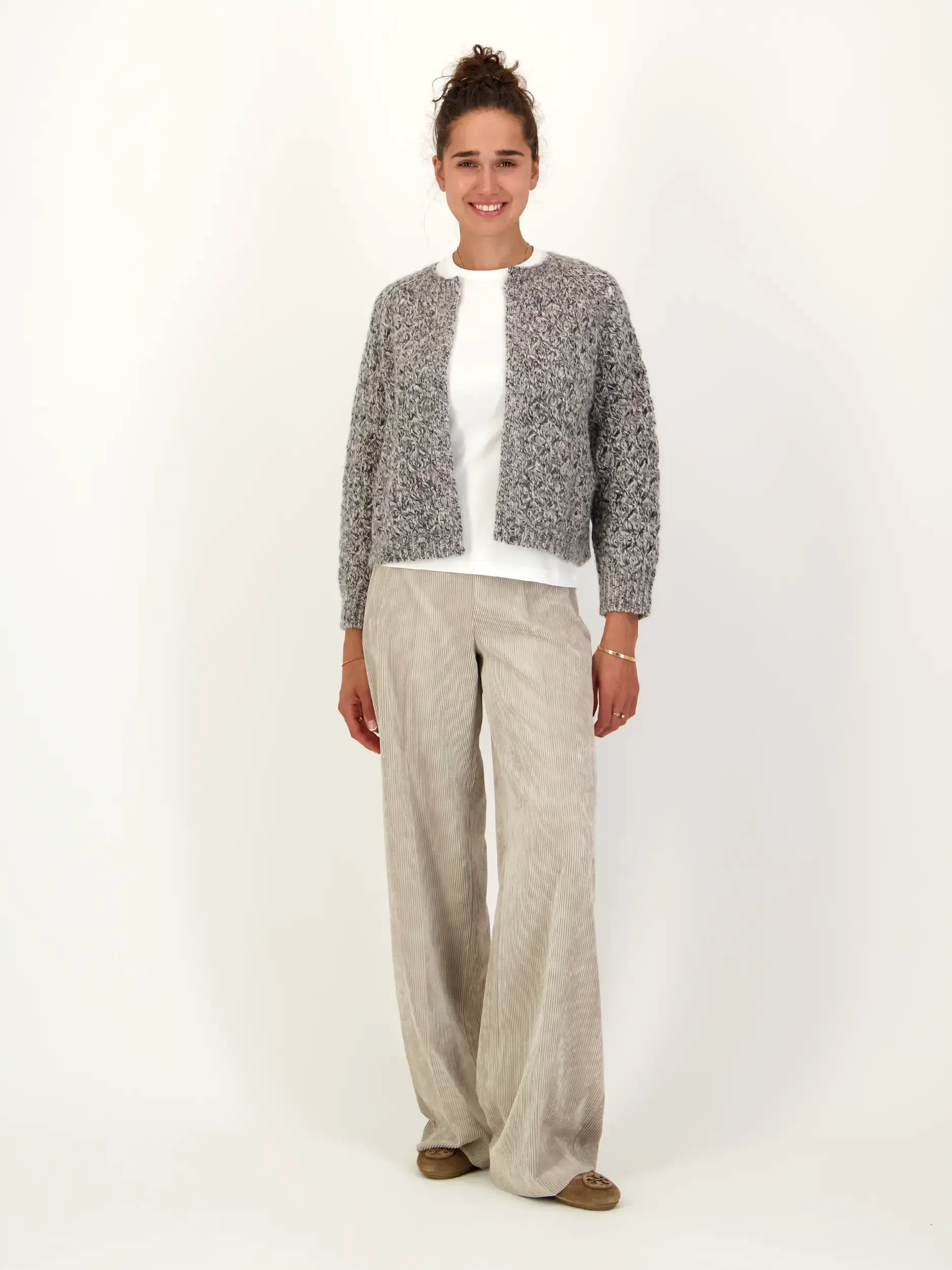 Strickjacke aus Kaschmir-Mix langarm - Artikel Teil eines Outfits getragen von einem Modell - Farbe: Schwarz