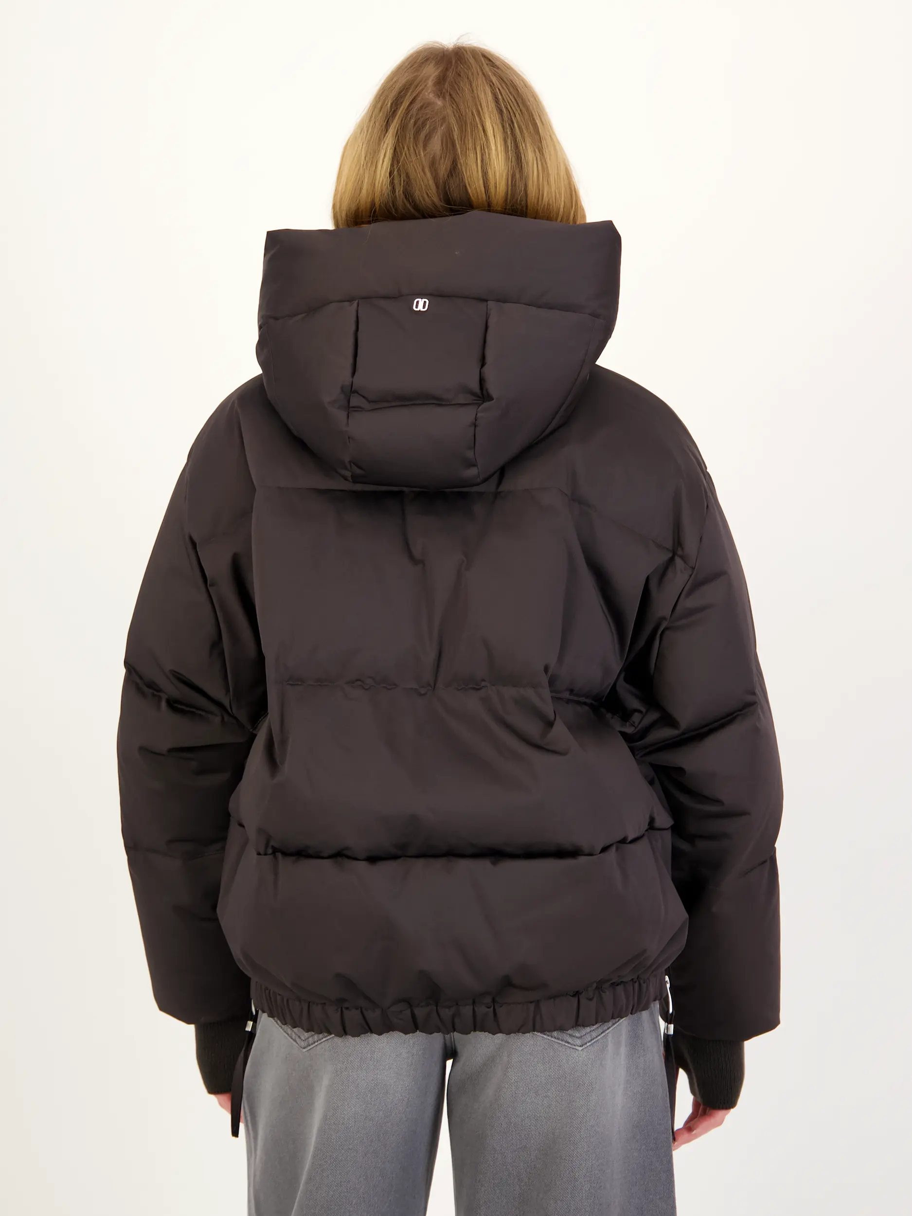 Jacke 'Heka' - Artikel Rückseite getragen von einem Modell - Farbe: Braun