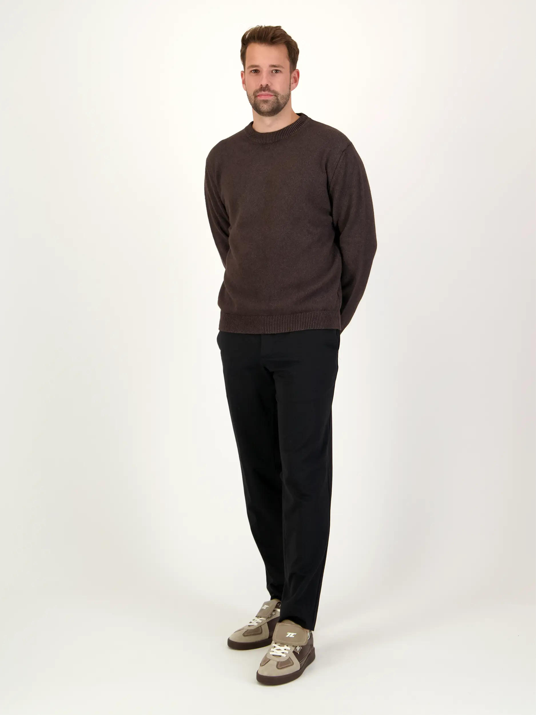 Pullover aus Kaschmir langarm - Artikel Teil eines Outfits getragen von einem Modell - Farbe: Braun
