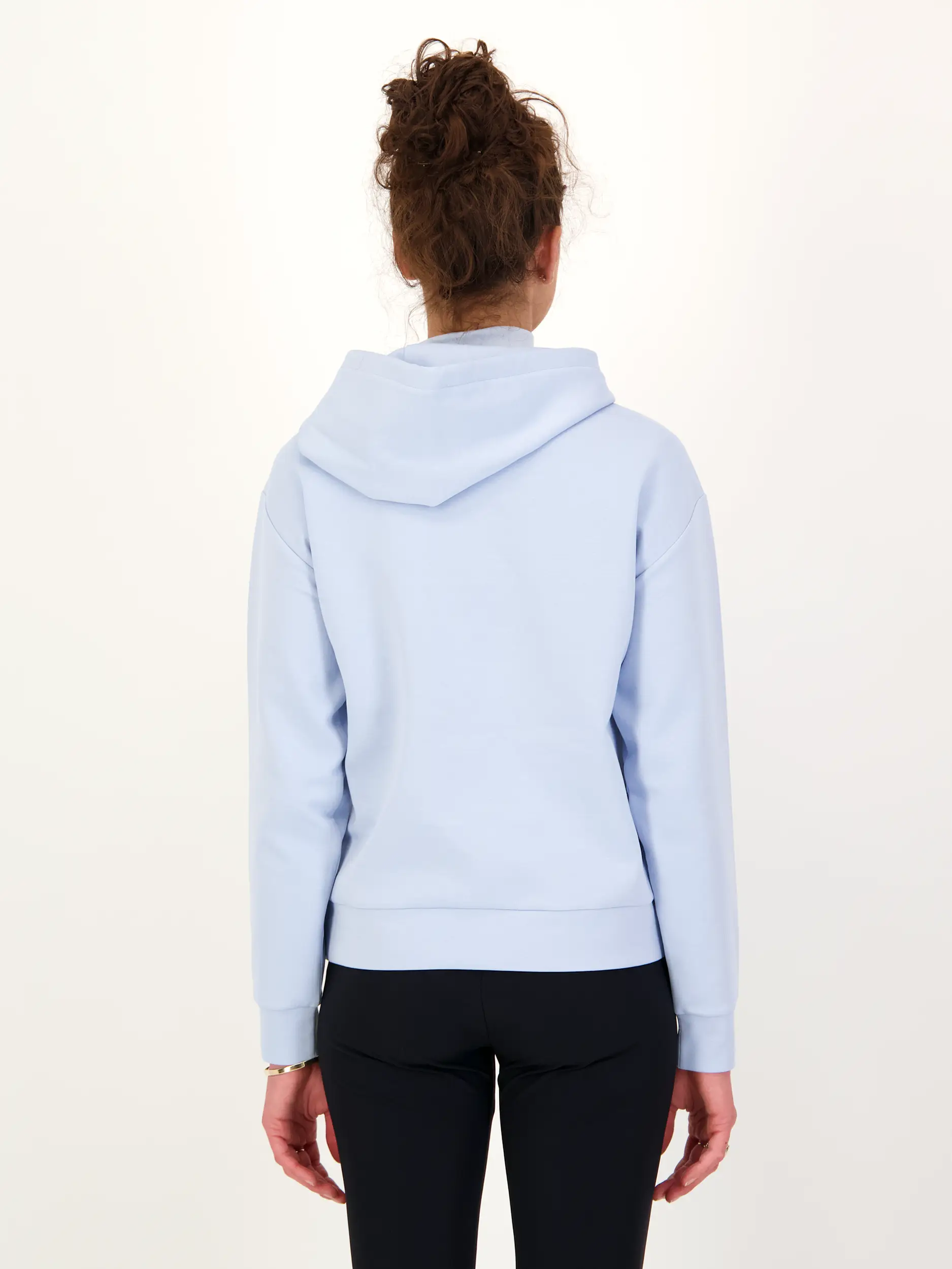 Sweatshirt 'Suri' - Artikel Rückseite getragen von einem Modell - Farbe: Blau