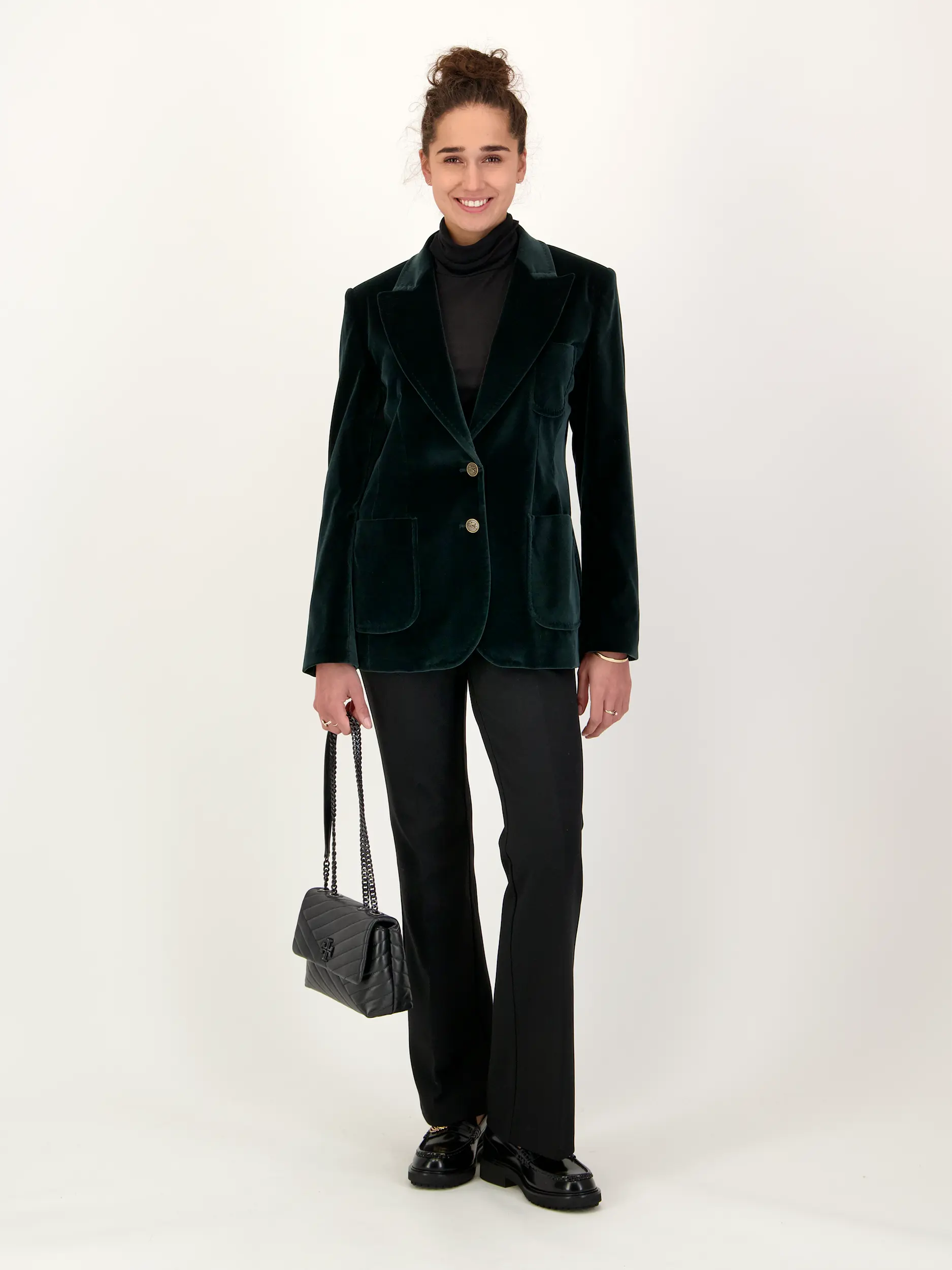 Samtblazer - Artikel Teil eines Outfits getragen von einem Modell - Farbe: Grün