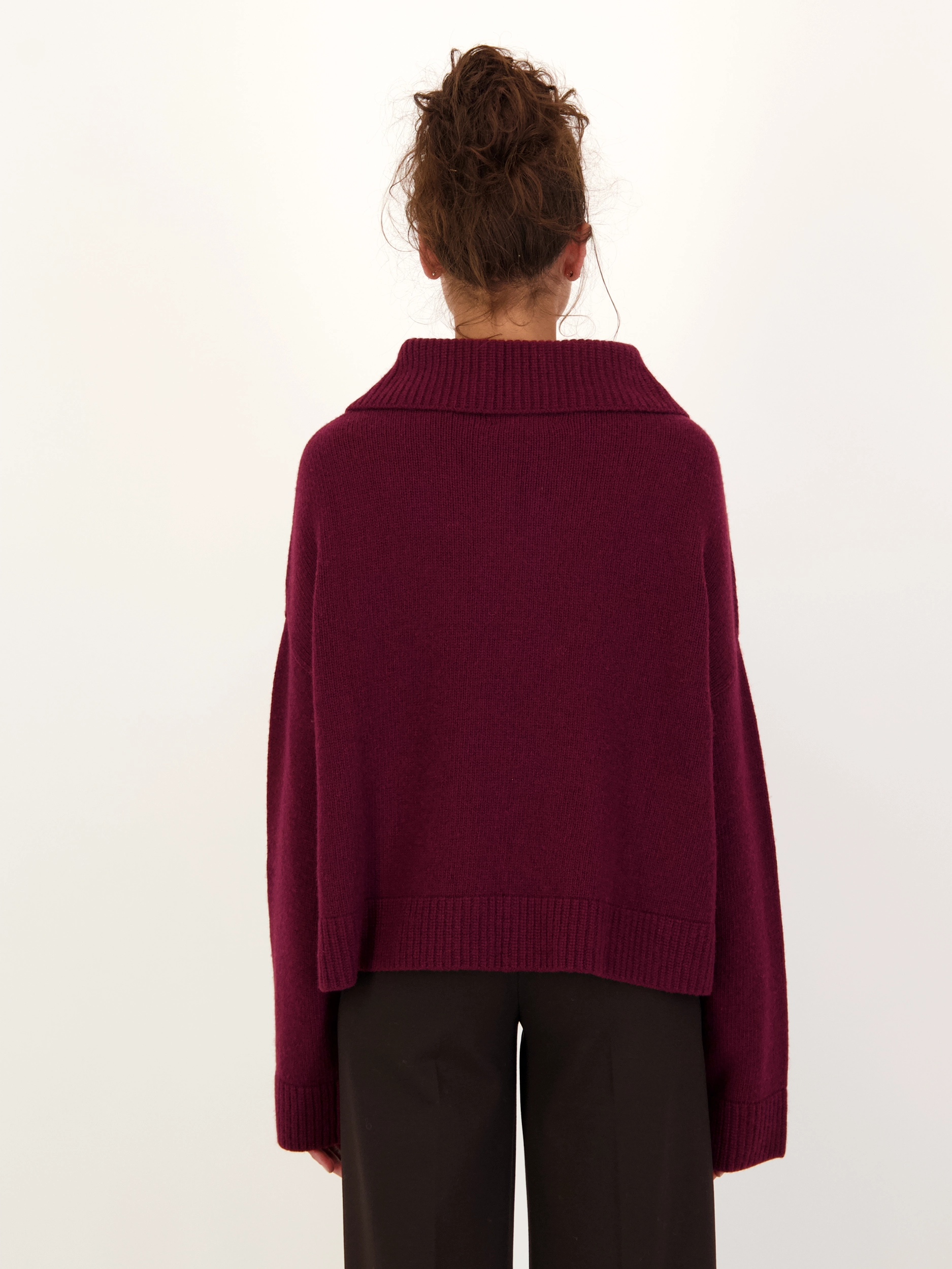 Pullover 'Valentine' aus Kaschmir-Mix langarm - Artikel Rückseite getragen von einem Modell - Farbe: Rot