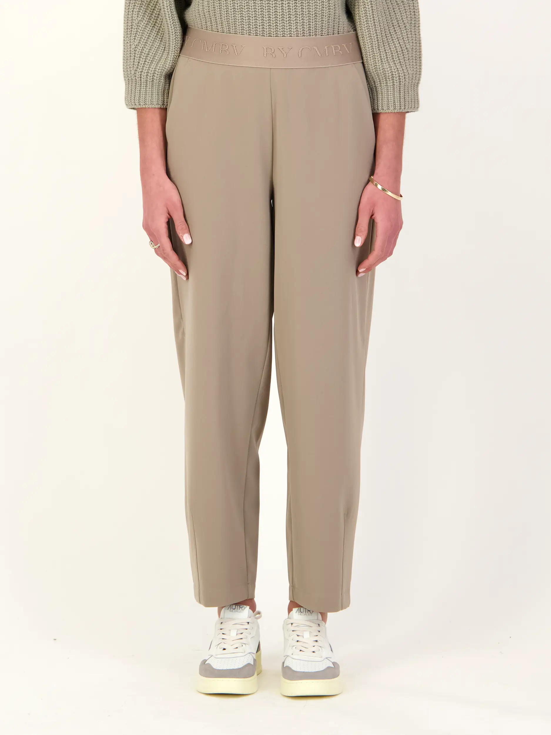 Hose 'Elena' - Artikel Vorderseite getragen von einem Modell - Farbe: Braun