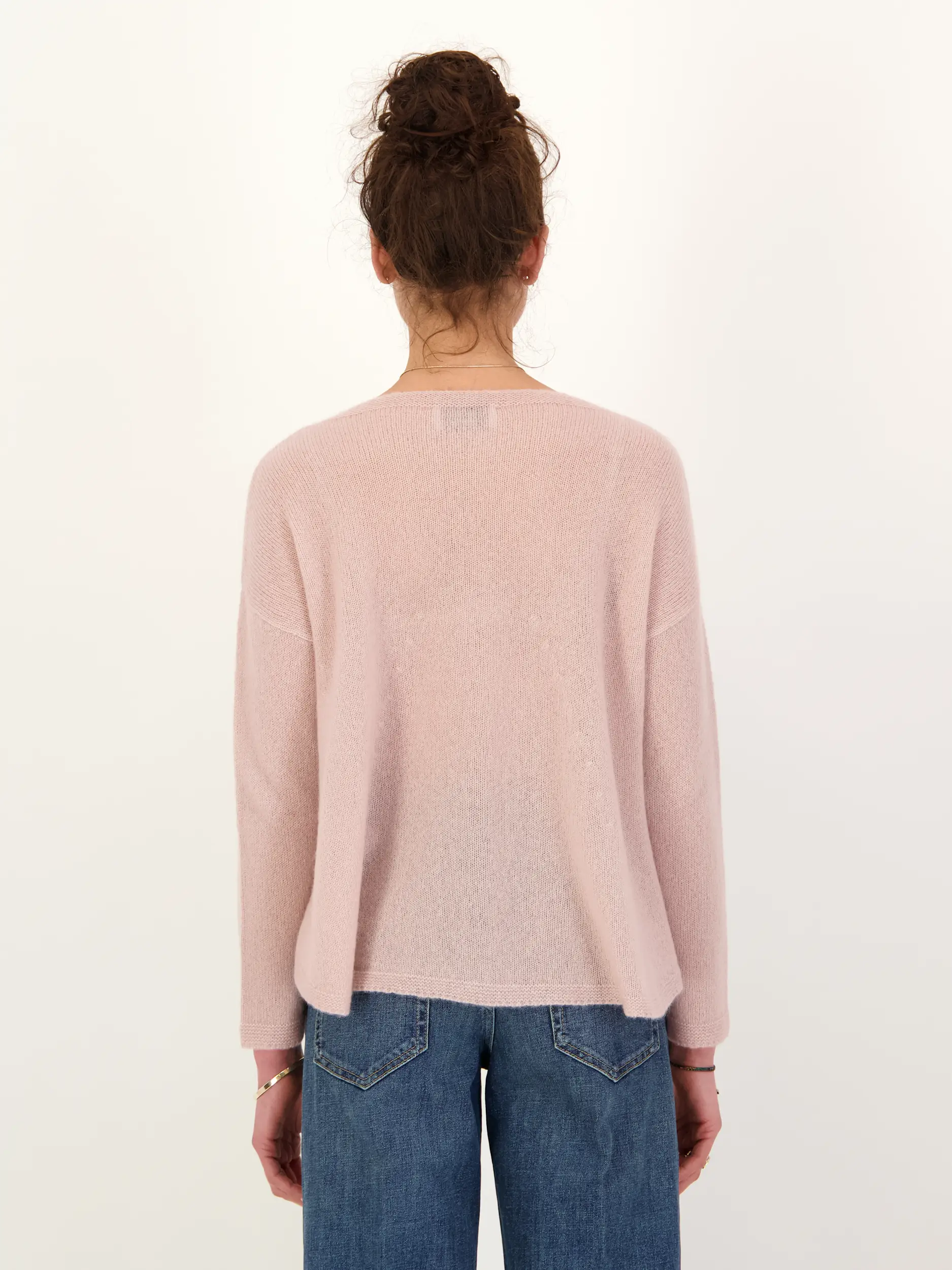 Pullover 'Cidalia' aus Kaschmir Seide Mix - Artikel Rückseite getragen von einem Modell - Farbe: Rosa&Pink