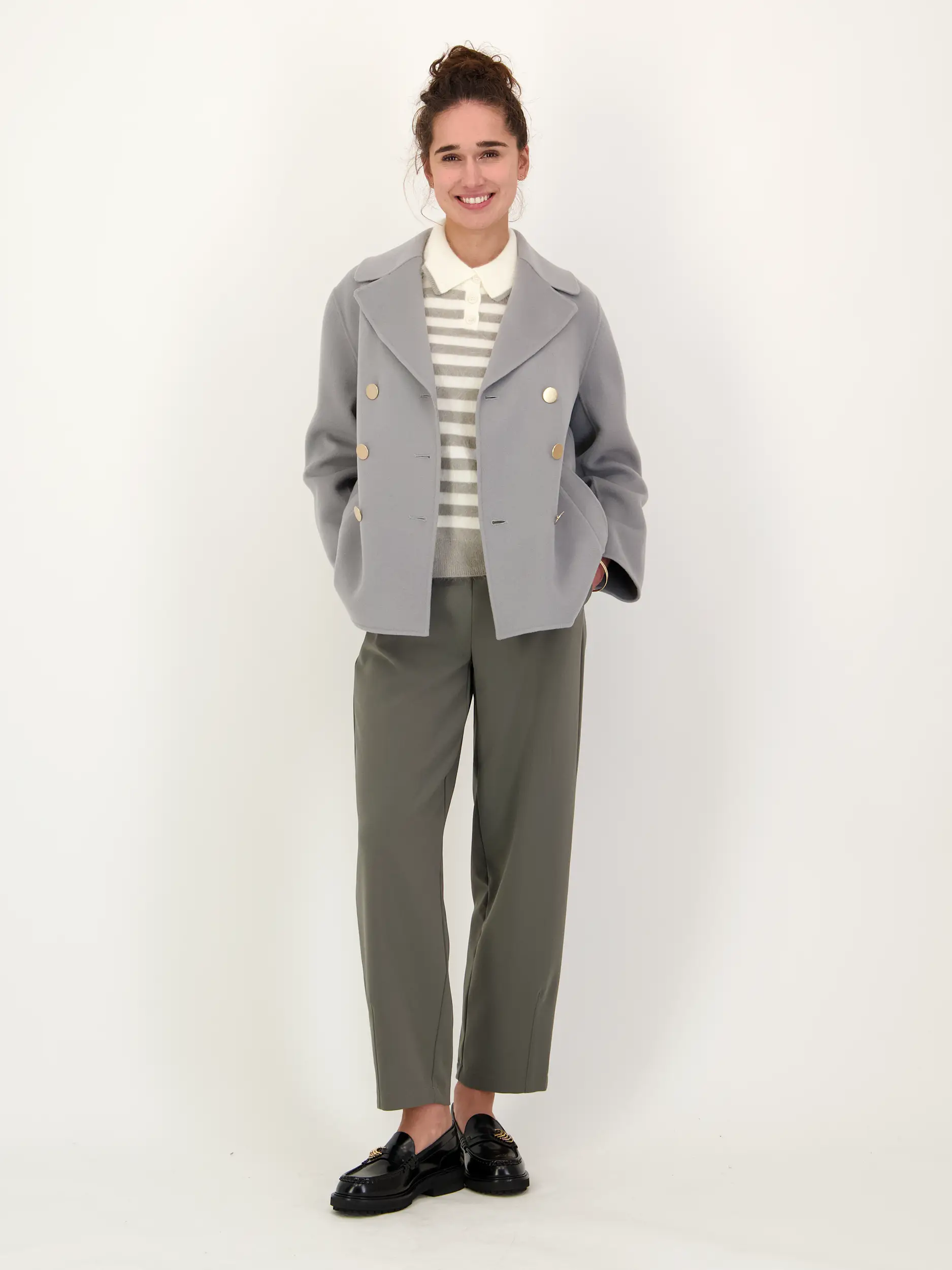 Hose 'Elena' - Artikel Teil eines Outfits getragen von einem Modell - Farbe: Grün