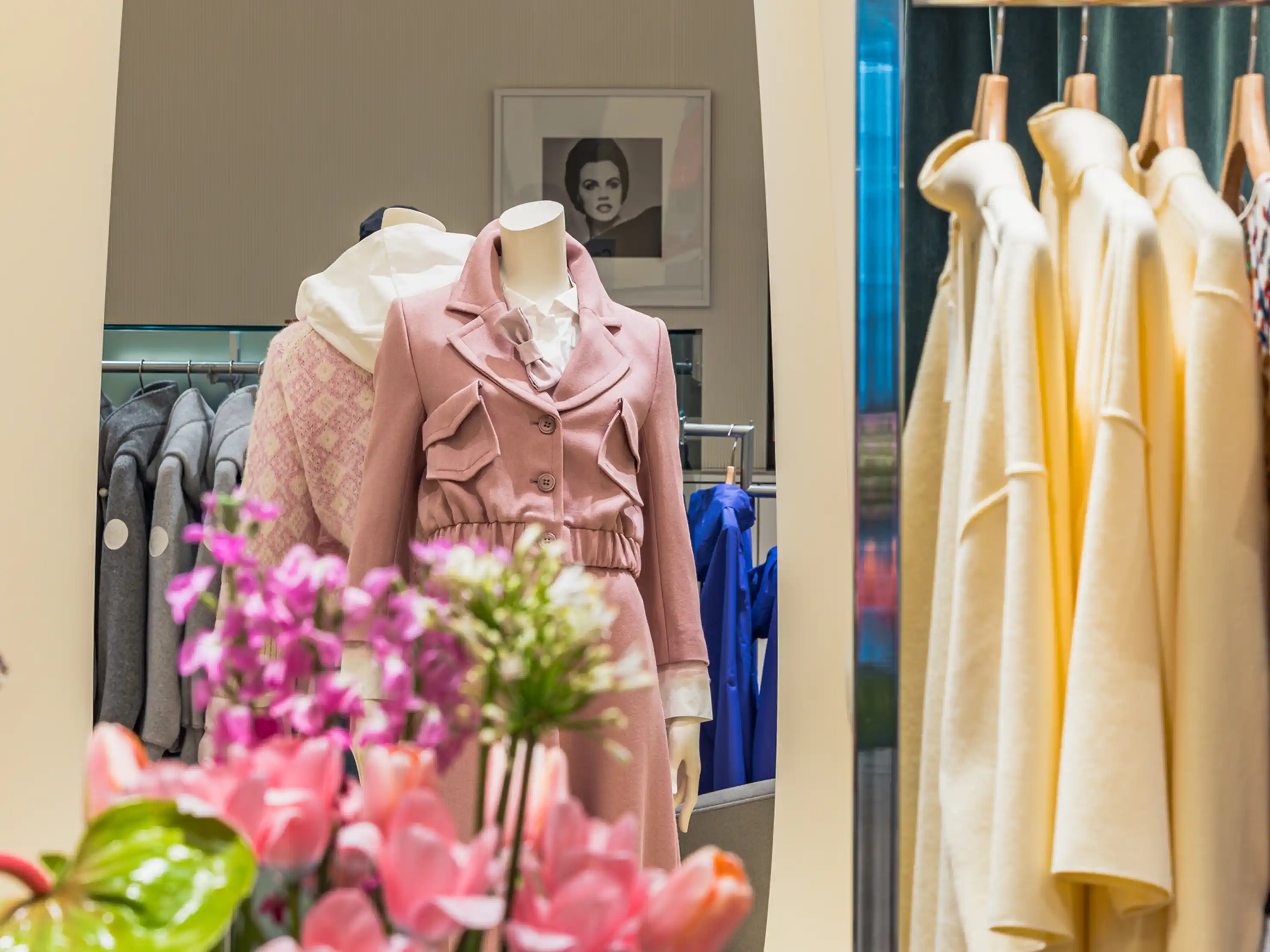 Hier ist eine Verkaufsfläche der Damenabteilung zu sehen