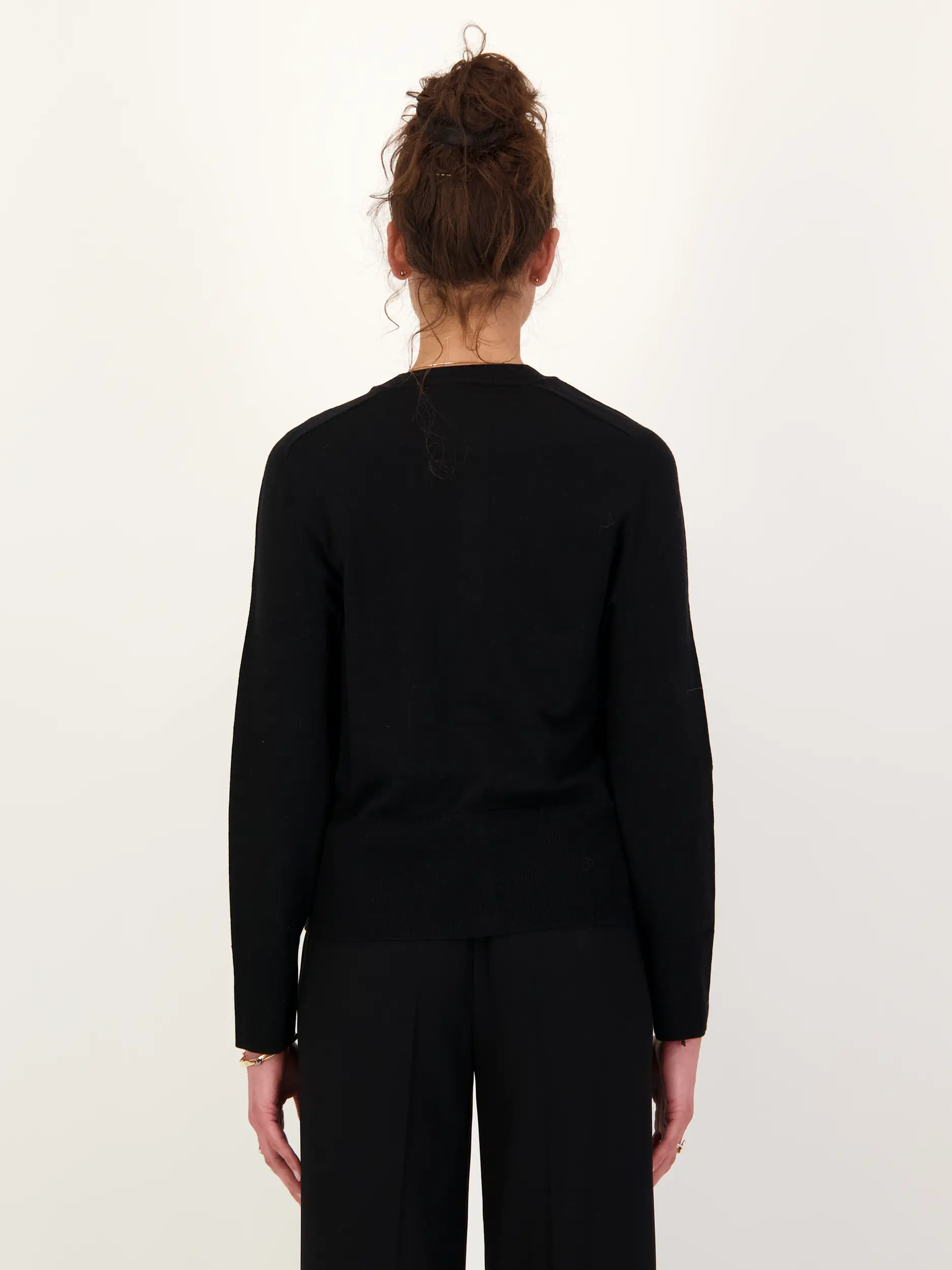 Strickjacke 'Ilma' aus Wolle  - Artikel Rückseite getragen von einem Modell - Farbe: Schwarz