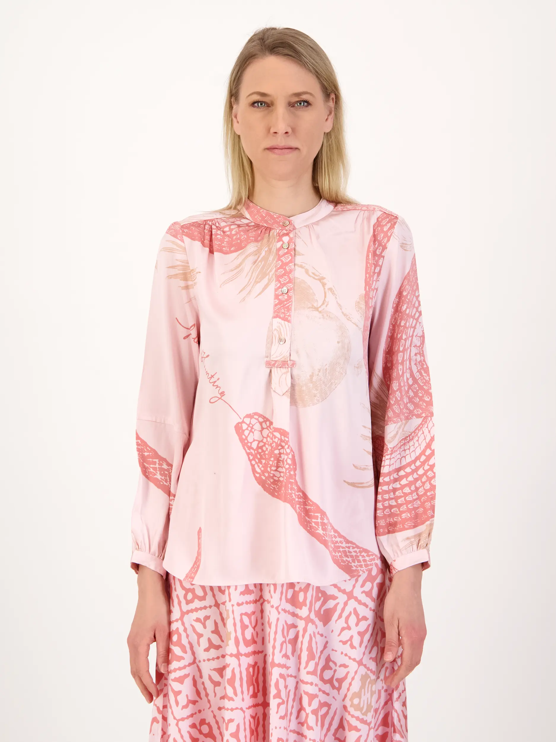 Gemusterte Bluse 'Mitra Garden Eden' aus Seide langarm - Artikel Vorderseite getragen von einem Modell - Farbe: Rosa&Pink