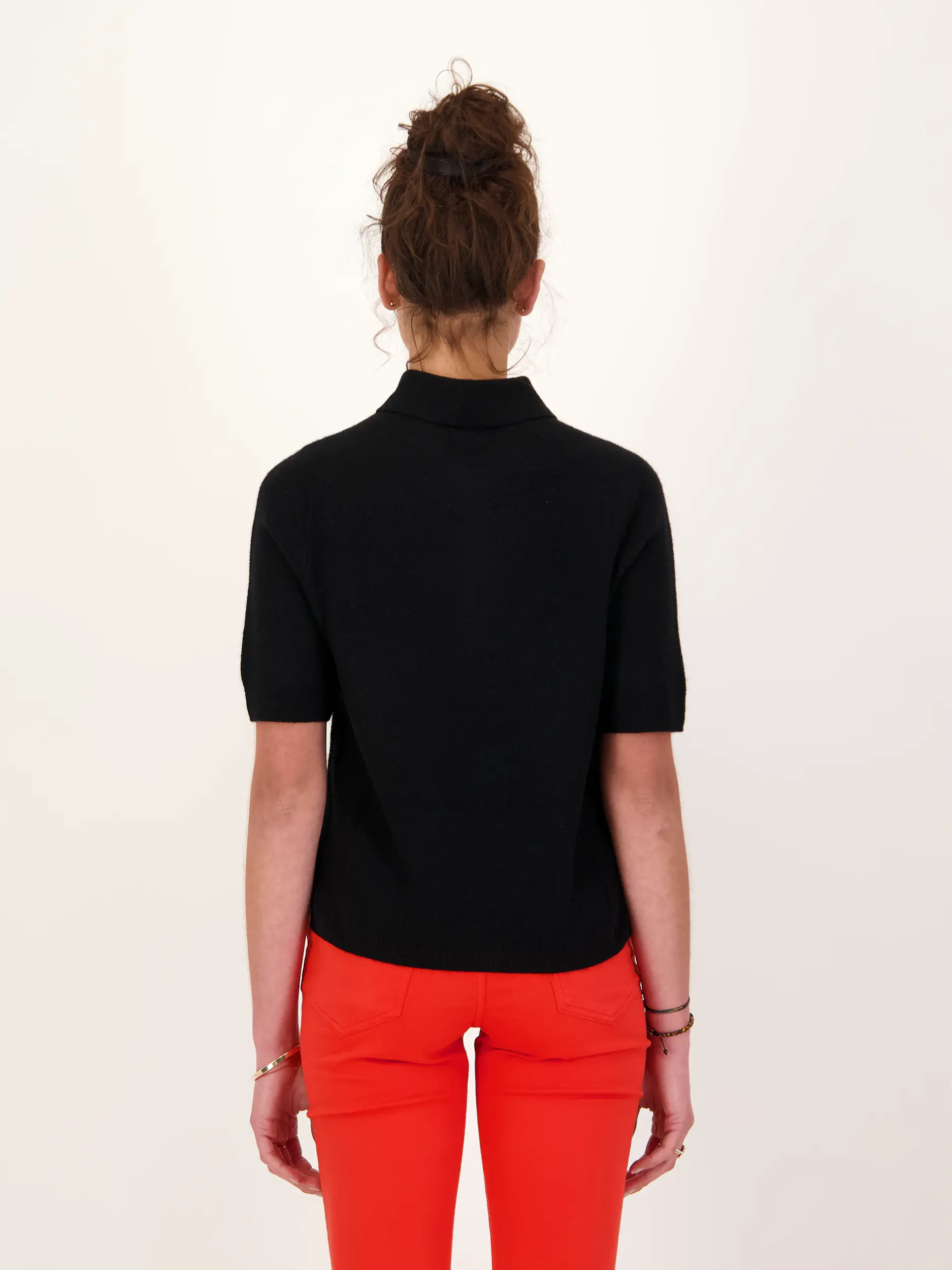 Pullover 'Shari' aus Wolle kurzarm - Artikel Rückseite getragen von einem Modell - Farbe: Schwarz