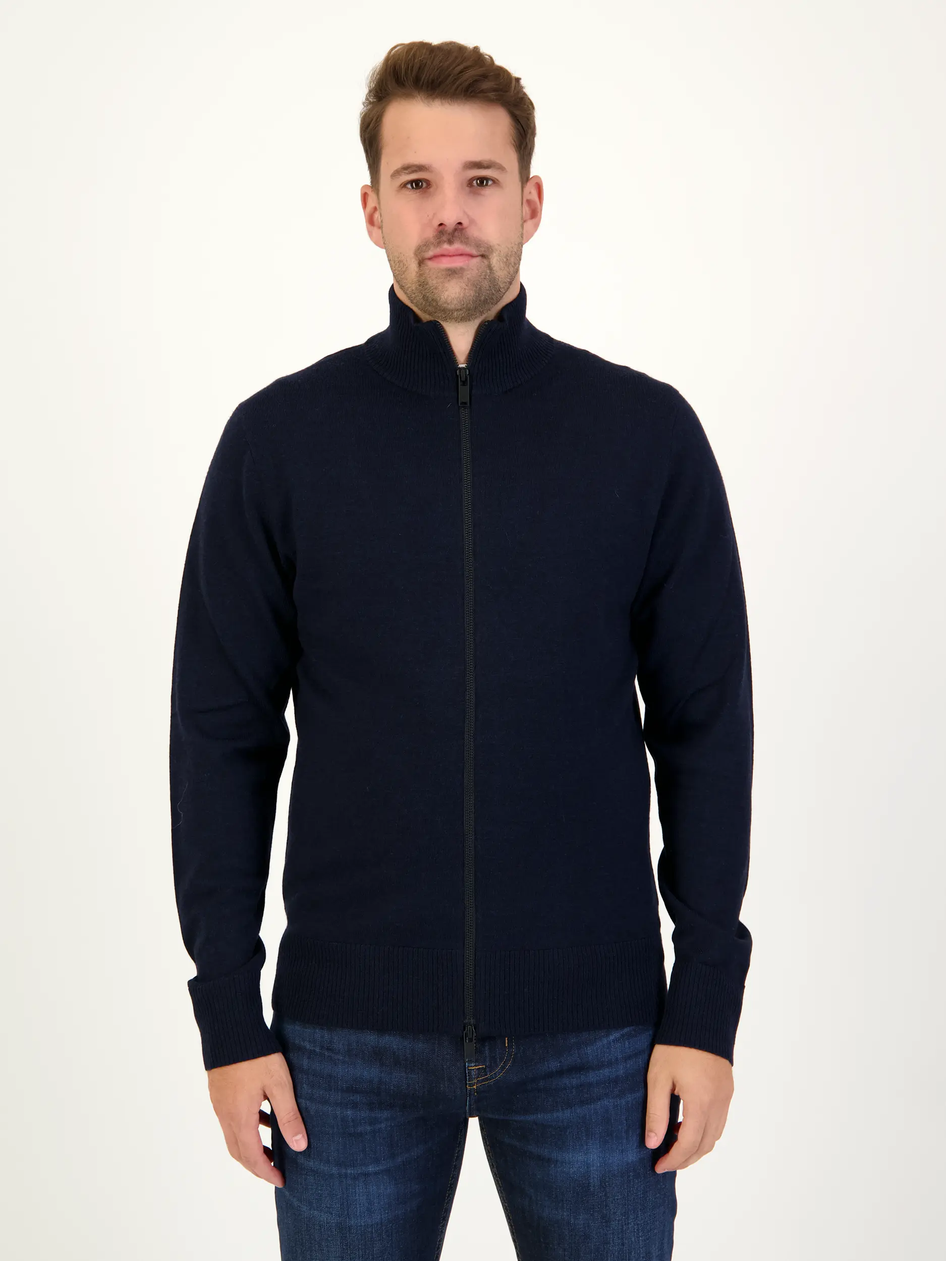 Strickjacke 'Antonio' aus Schurwolle - Artikel Vorderseite getragen von einem Modell - Farbe: Blau