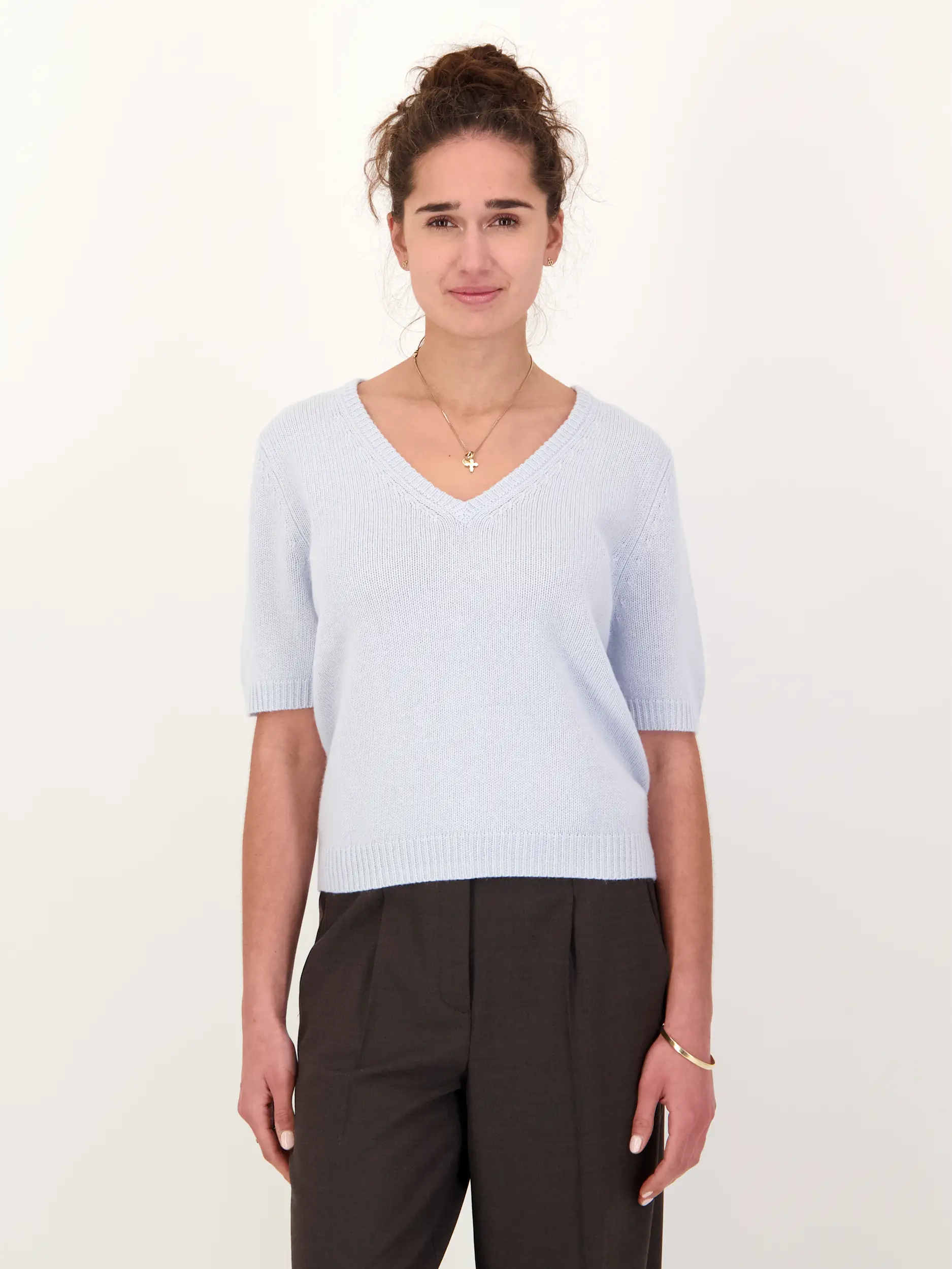 Pullover aus Wolle kurzarm - Artikel Vorderseite getragen von einem Modell - Farbe: Blau