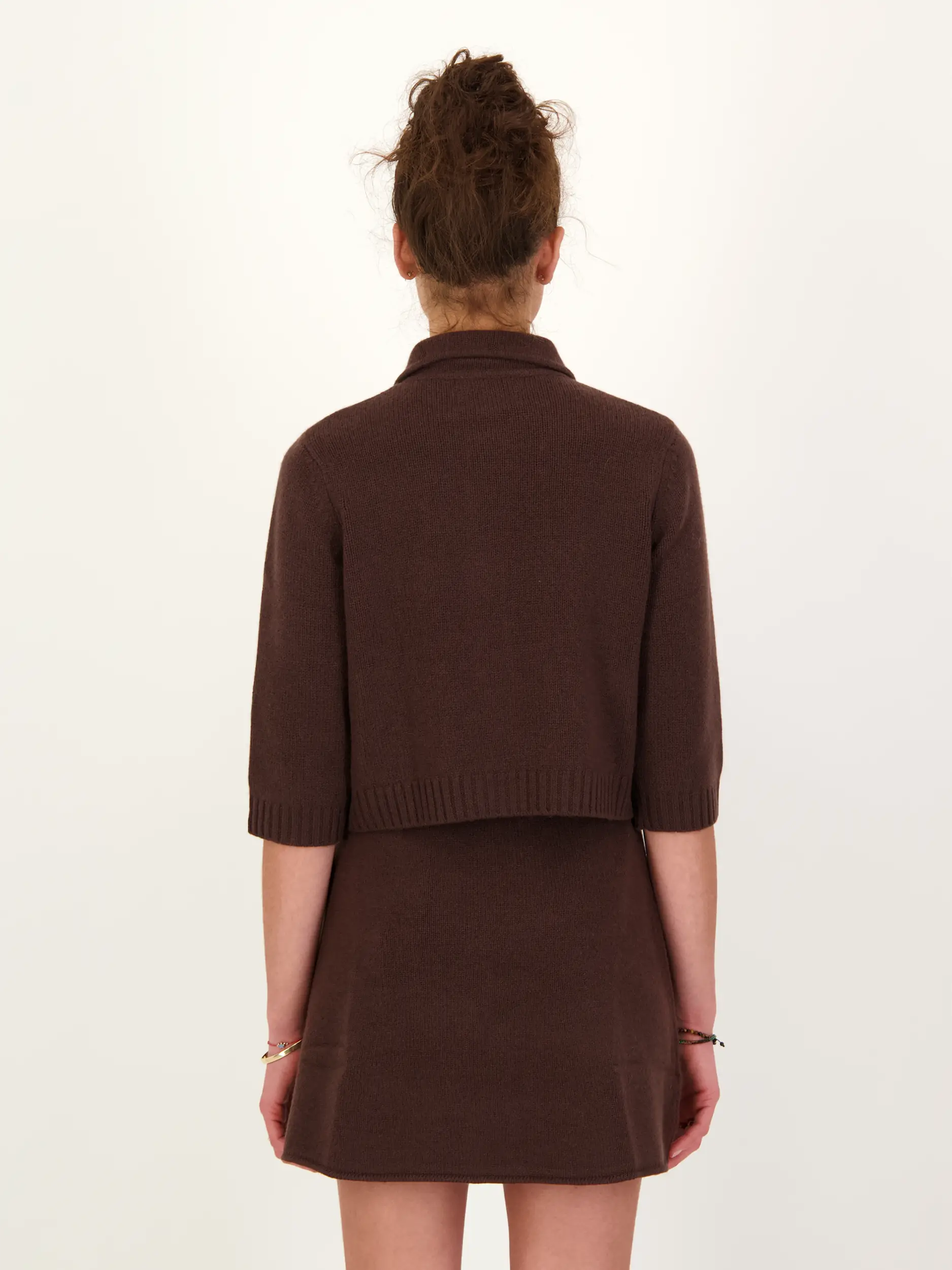 Strickjacke Studio 'Laura' aus Kaschmir 3/4-Arm  - Artikel Rückseite getragen von einem Modell - Farbe: Braun