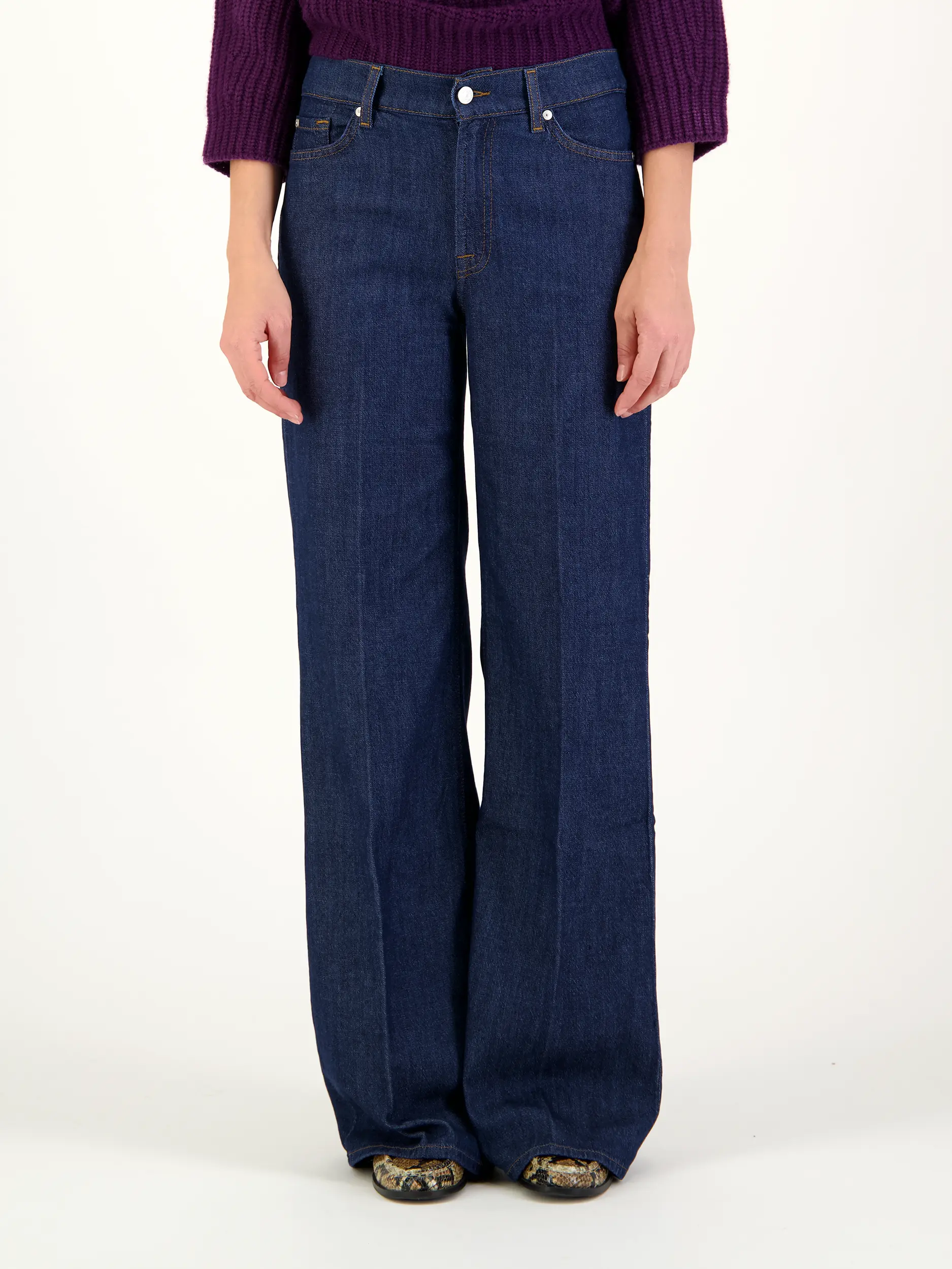 High Rise Wide Leg Jeans 'Lotta' - Artikel Vorderseite getragen von einem Modell - Farbe: Blau