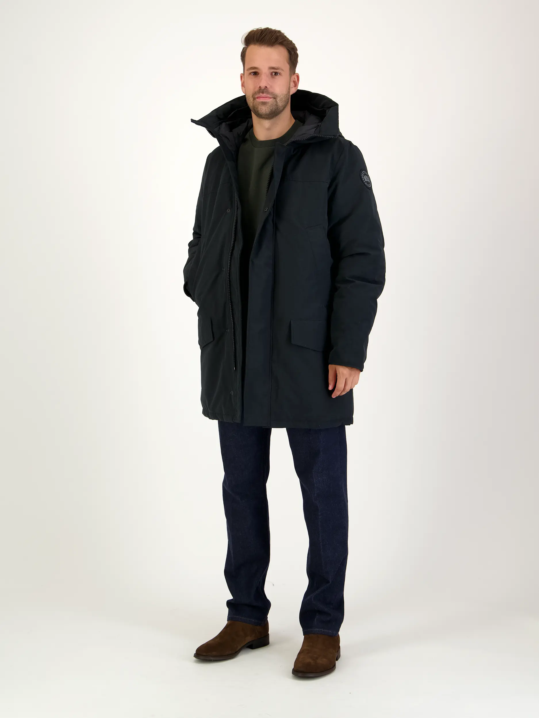 Kurzmantel 'Langford' aus Daunen - Artikel Teil eines Outfits getragen von einem Modell - Farbe: Schwarz