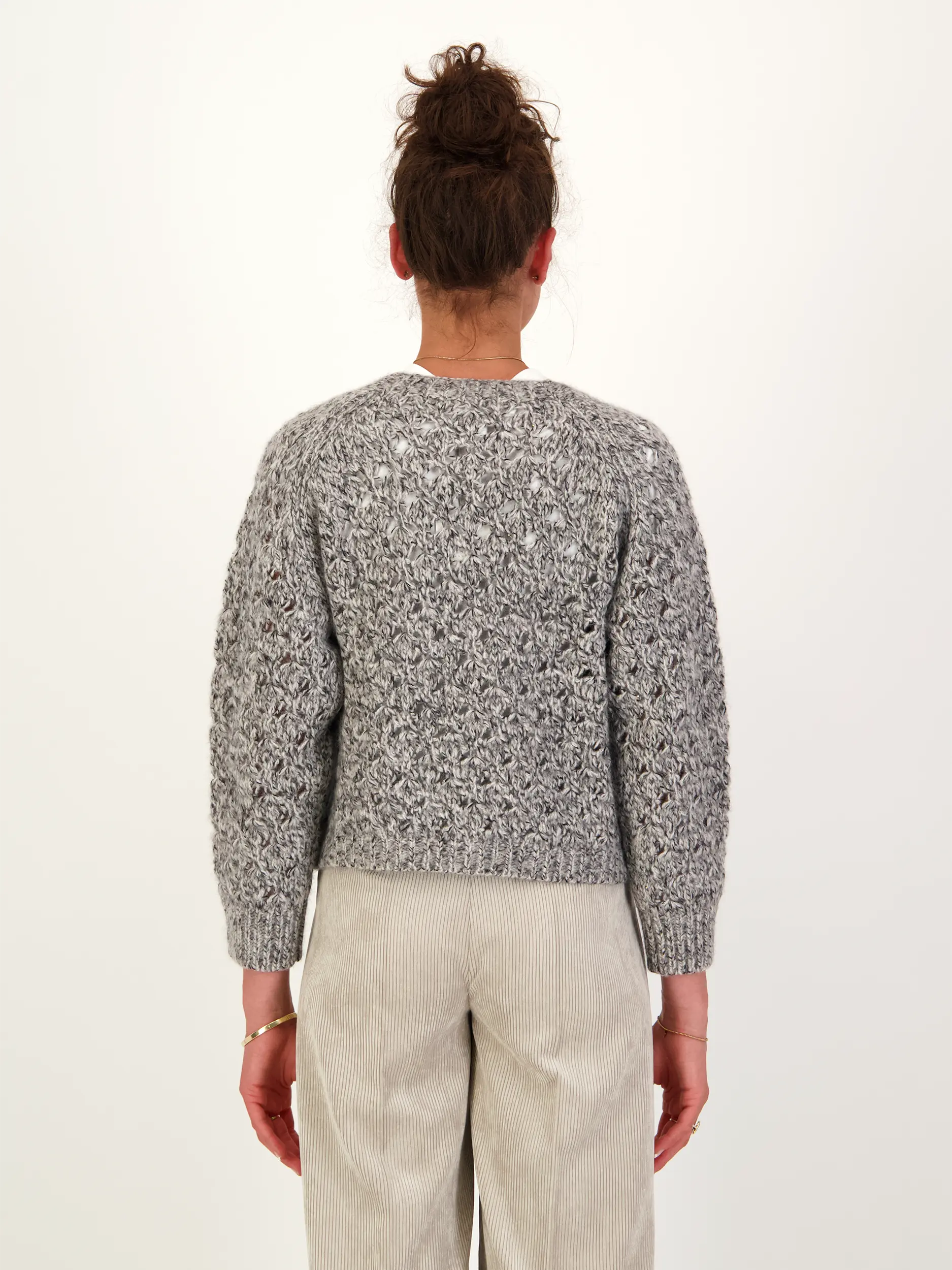Strickjacke aus Kaschmir-Mix langarm - Artikel Rückseite getragen von einem Modell - Farbe: Schwarz
