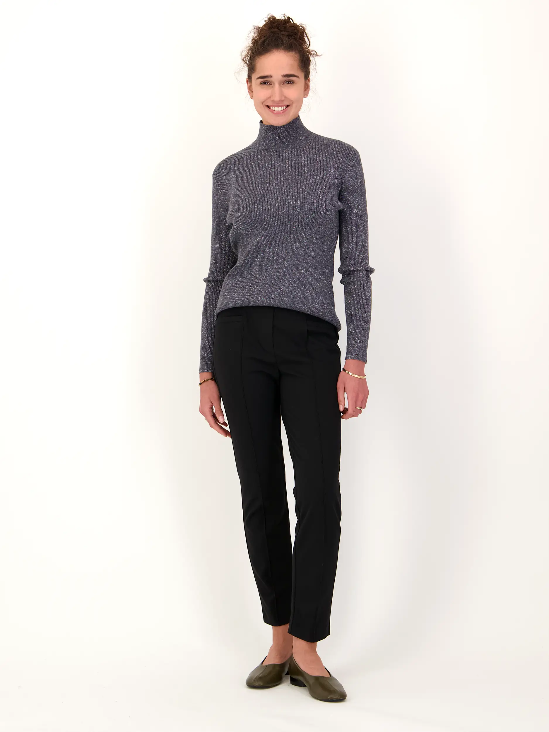 Hose  - Artikel Teil eines Outfits getragen von einem Modell - Farbe: Schwarz