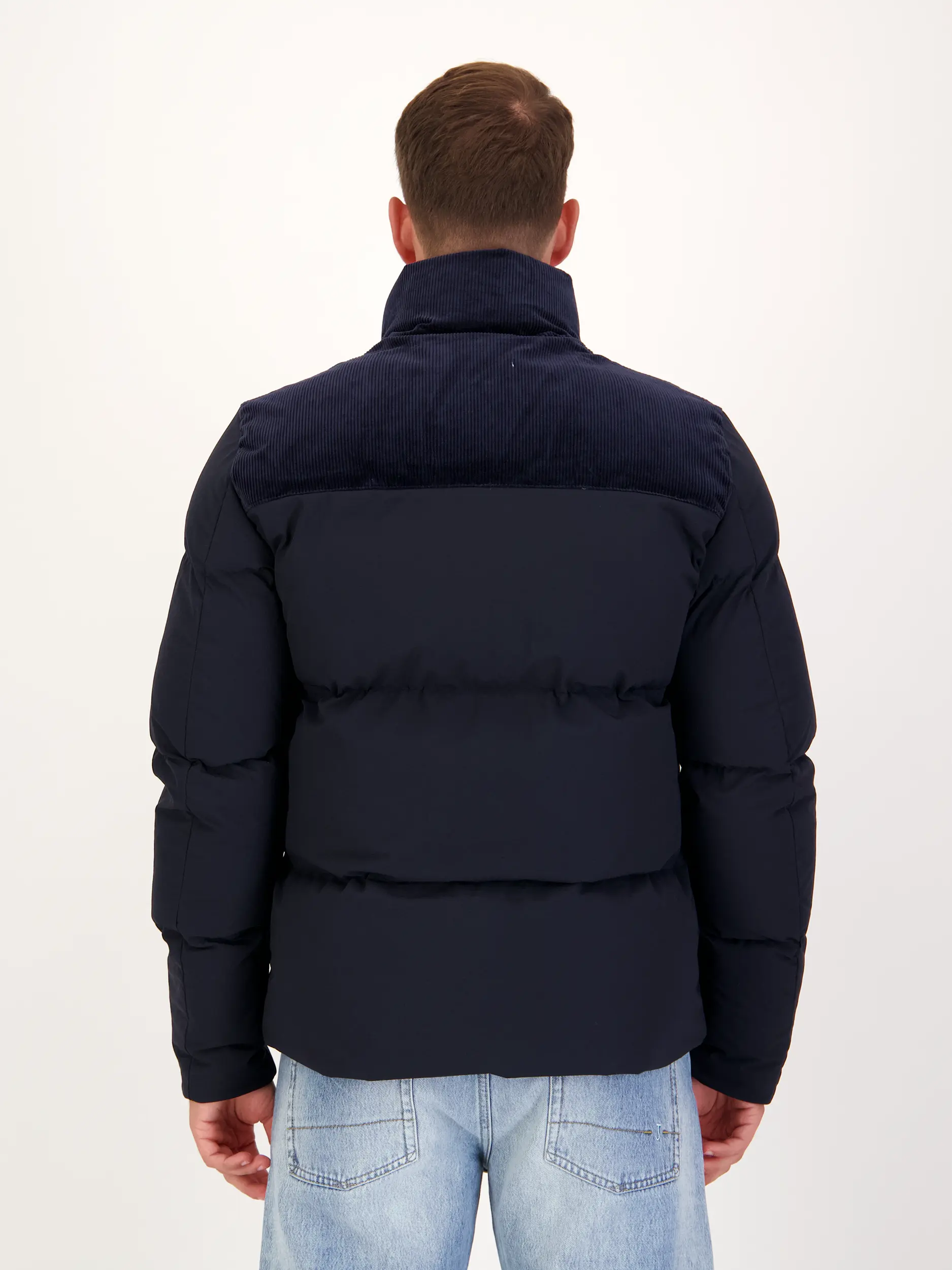 Wasserabweisende Steppjacke - Artikel Rückseite getragen von einem Modell - Farbe: Blau