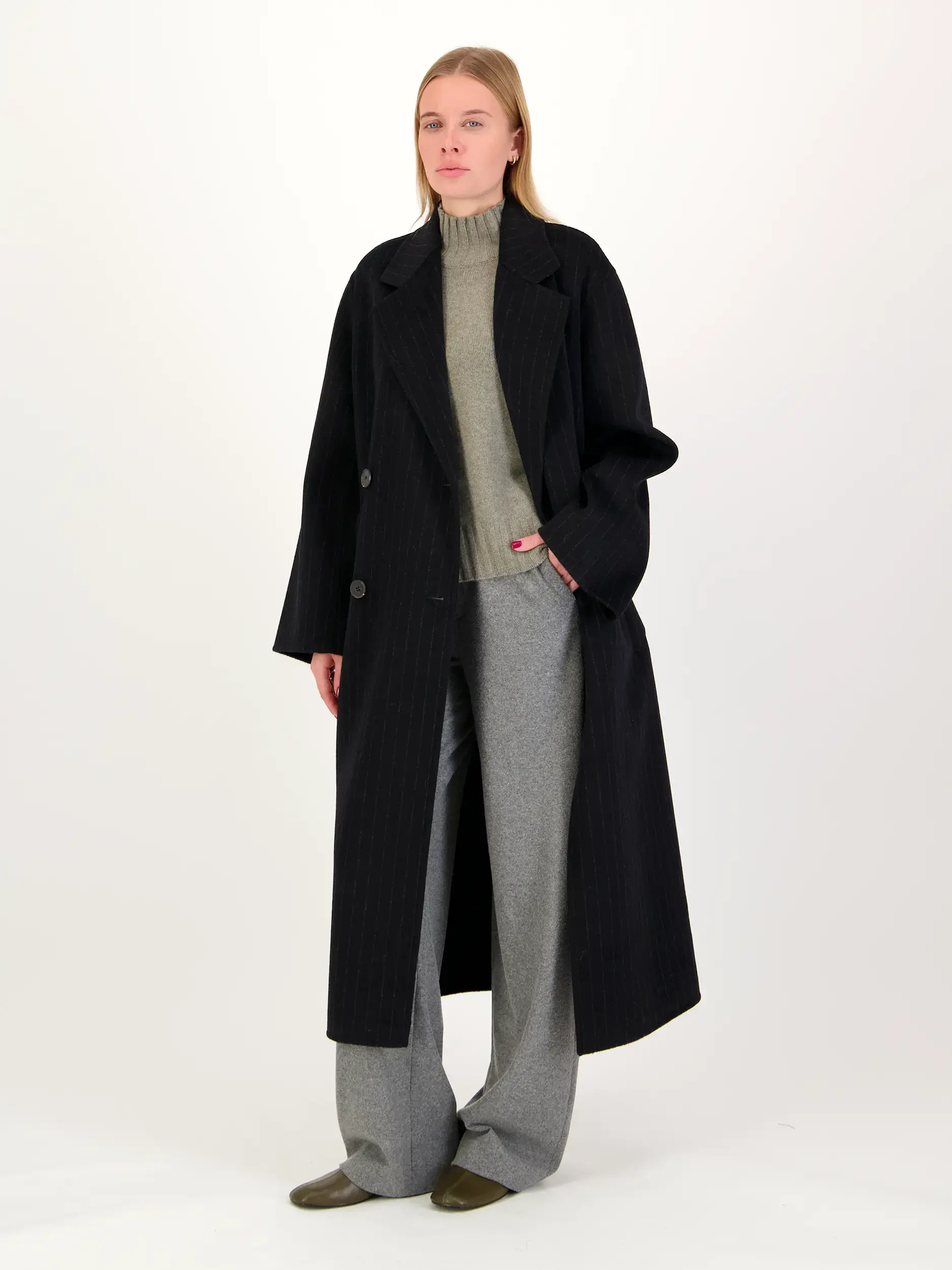 Gestreifter Wollmantel - Artikel Teil eines Outfits getragen von einem Modell - Farbe: Blau