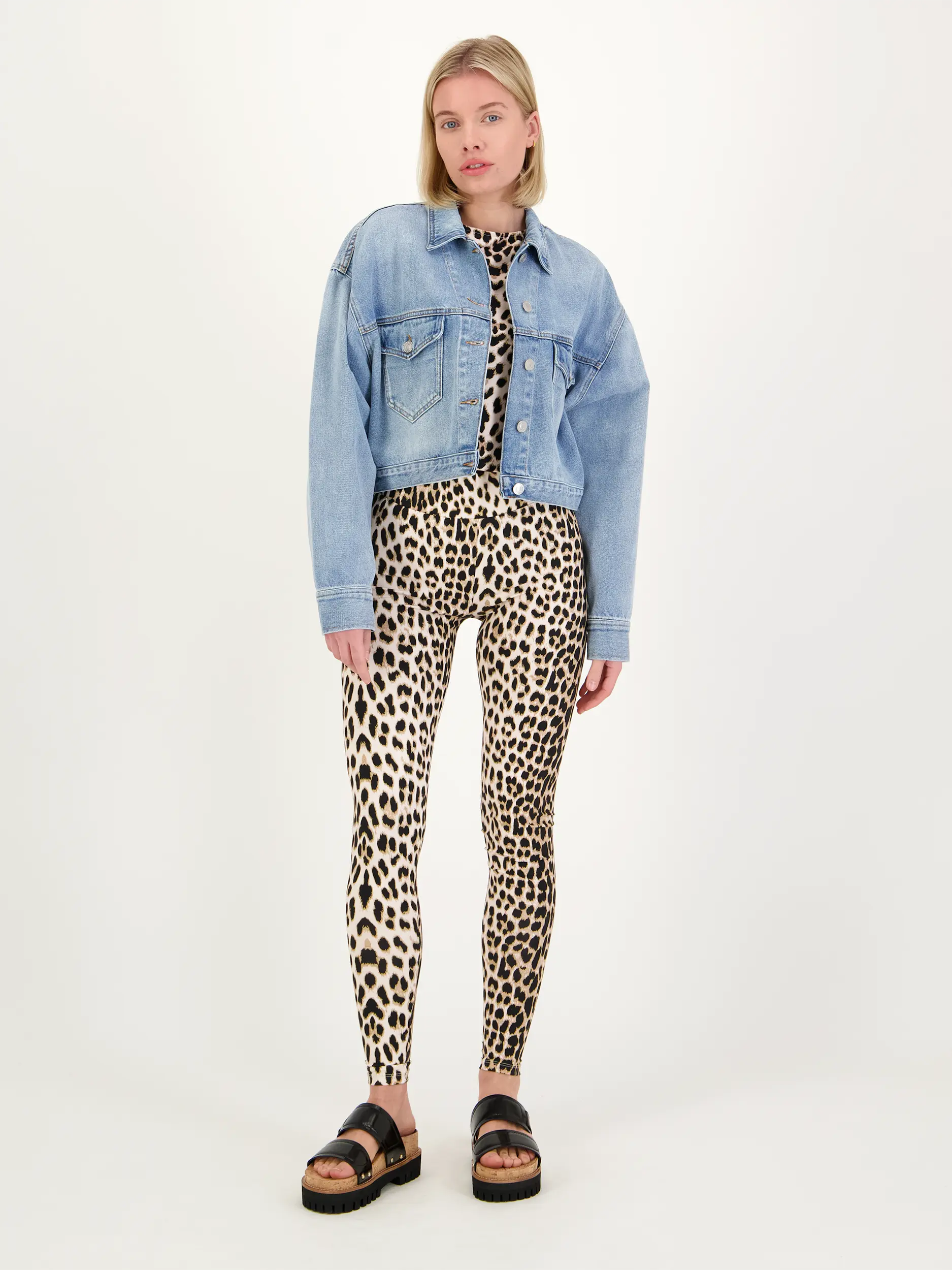 Leggings 'Rita' - Artikel Teil eines Outfits getragen von einem Modell - Farbe: Braun