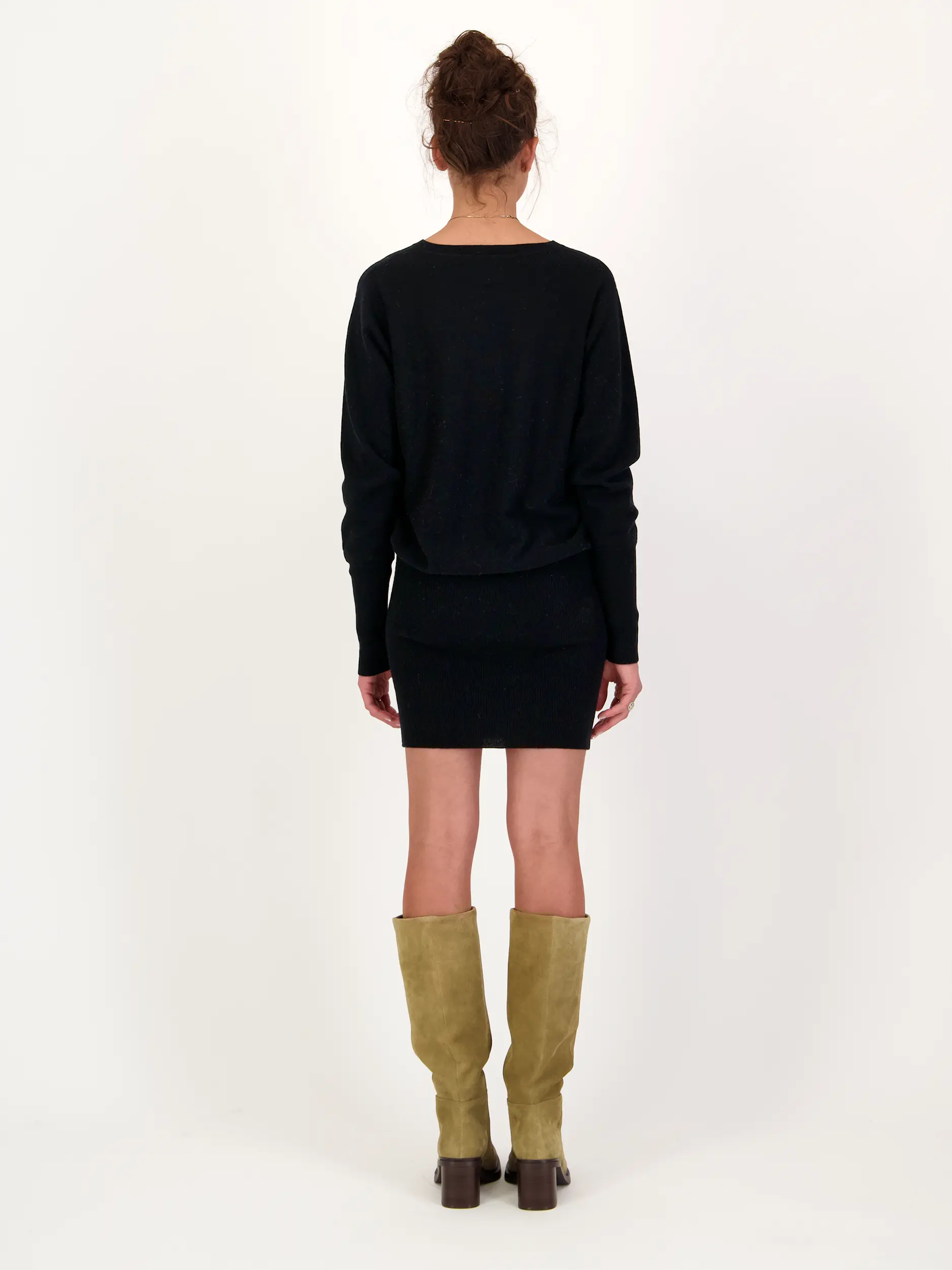 Midi Strickkleid aus Kaschmir-Mix langarm - Artikel Rückseite getragen von einem Modell - Farbe: Schwarz