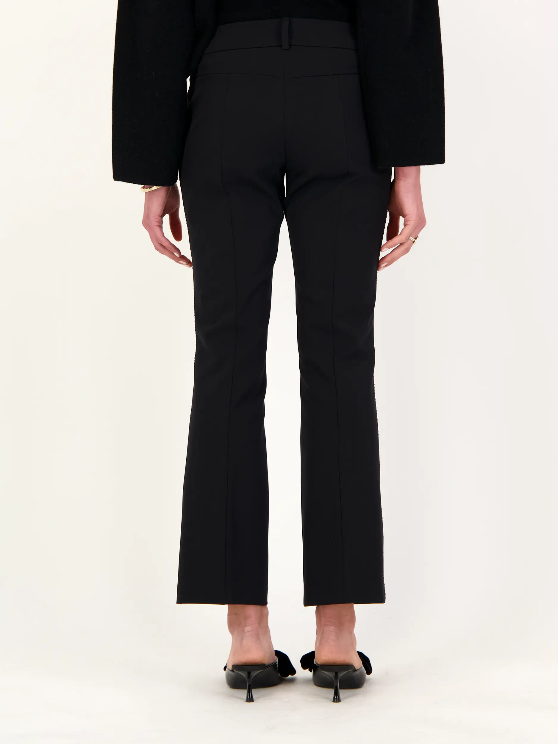 Bundfaltenhose 'Farah' - Artikel Rückseite getragen von einem Modell - Farbe: Schwarz