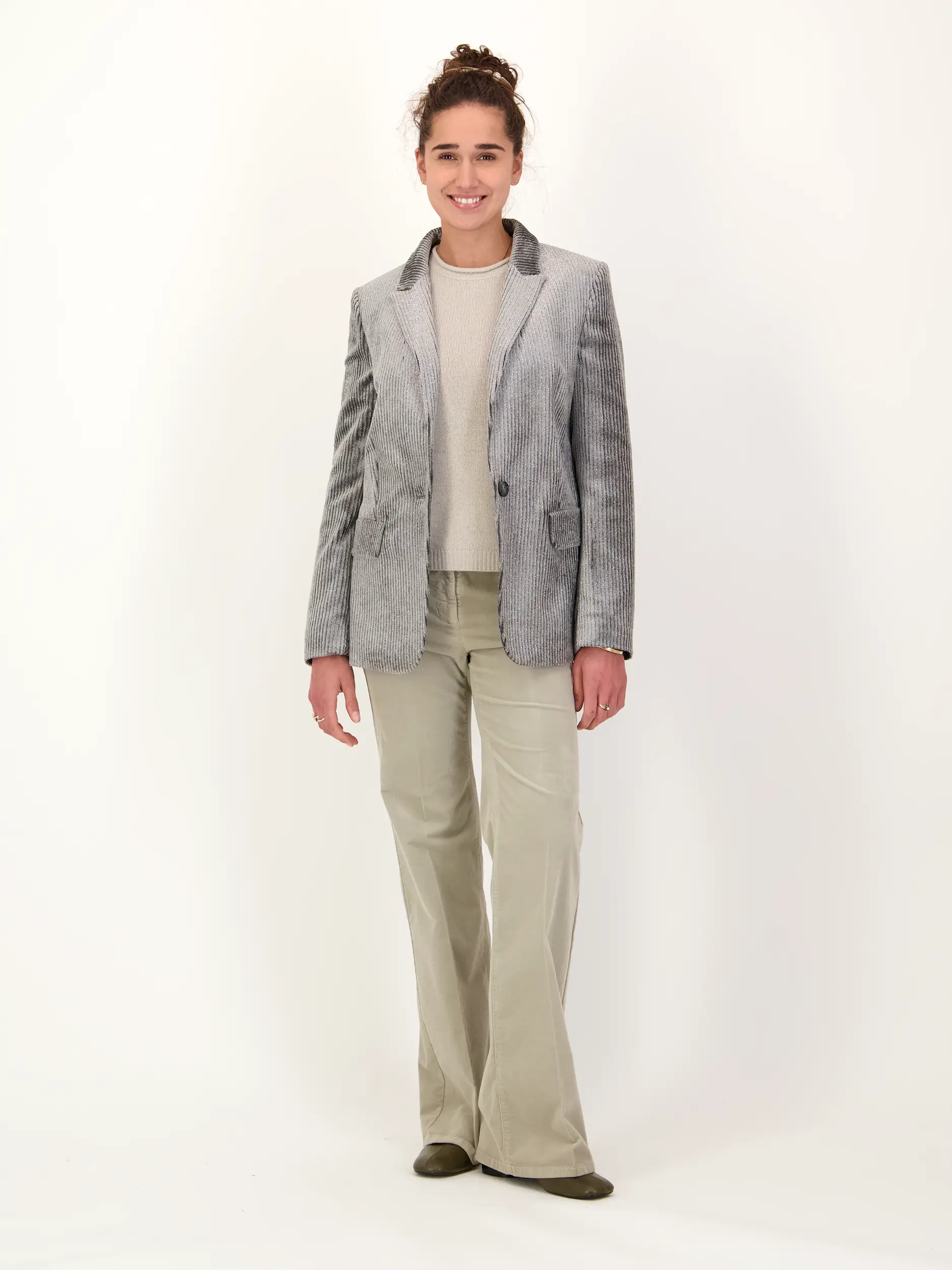 Samthose  - Artikel Teil eines Outfits getragen von einem Modell - Farbe: Creme