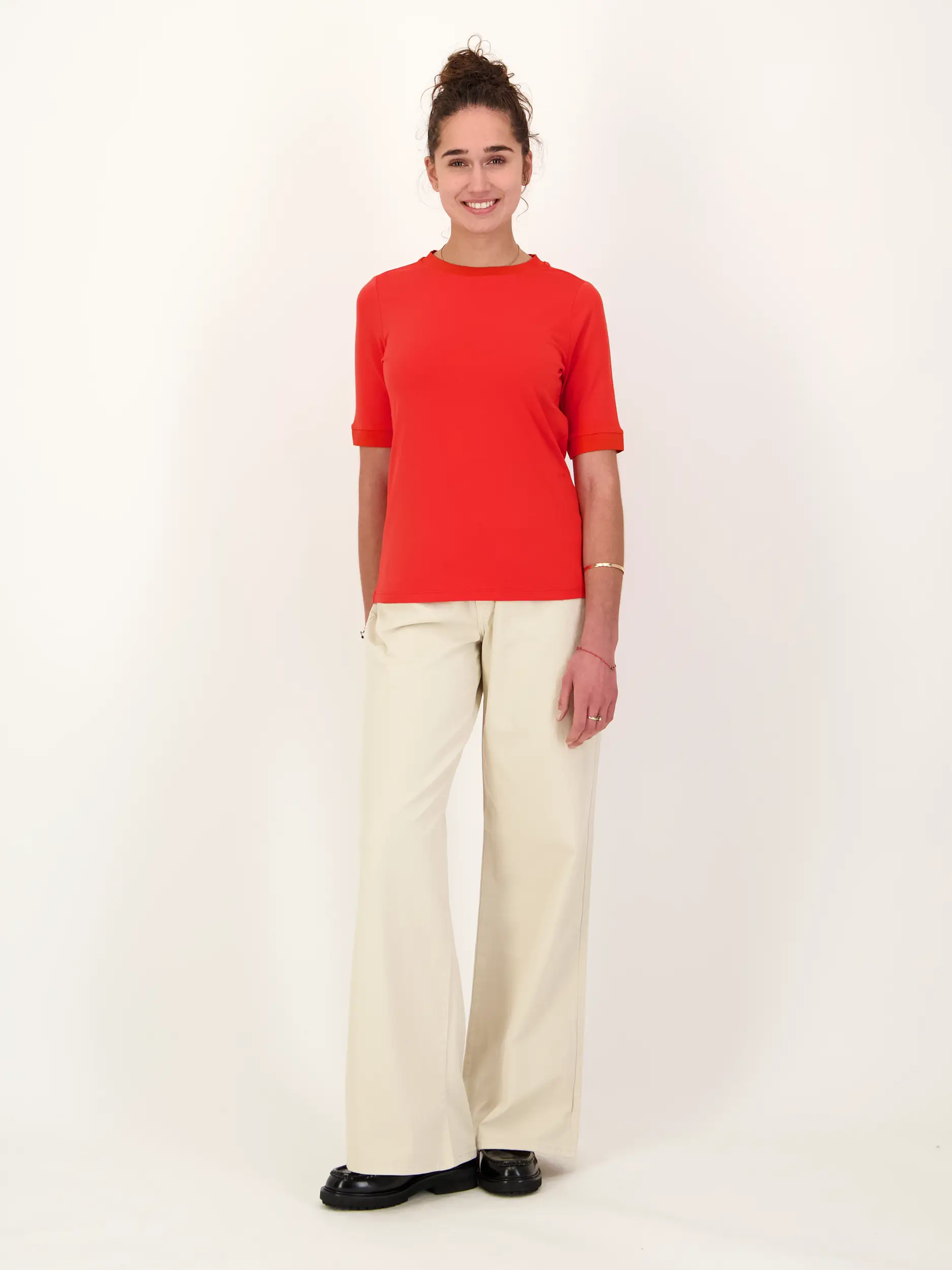 T-Shirt 'Alexi' - Artikel Teil eines Outfits getragen von einem Modell - Farbe: Rot