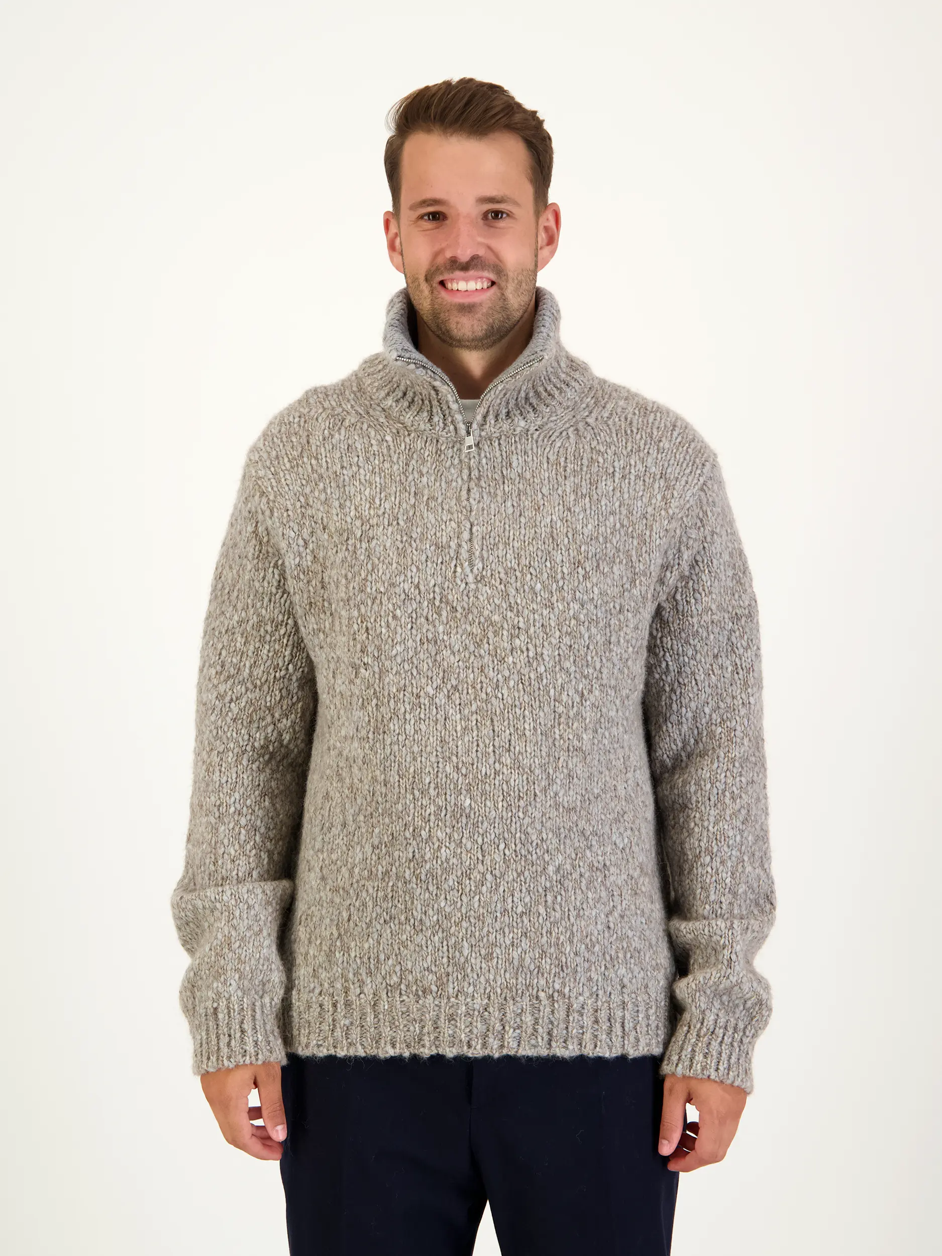 Pullover aus Woll-Mix langarm - Artikel Vorderseite getragen von einem Modell - Farbe: Braun