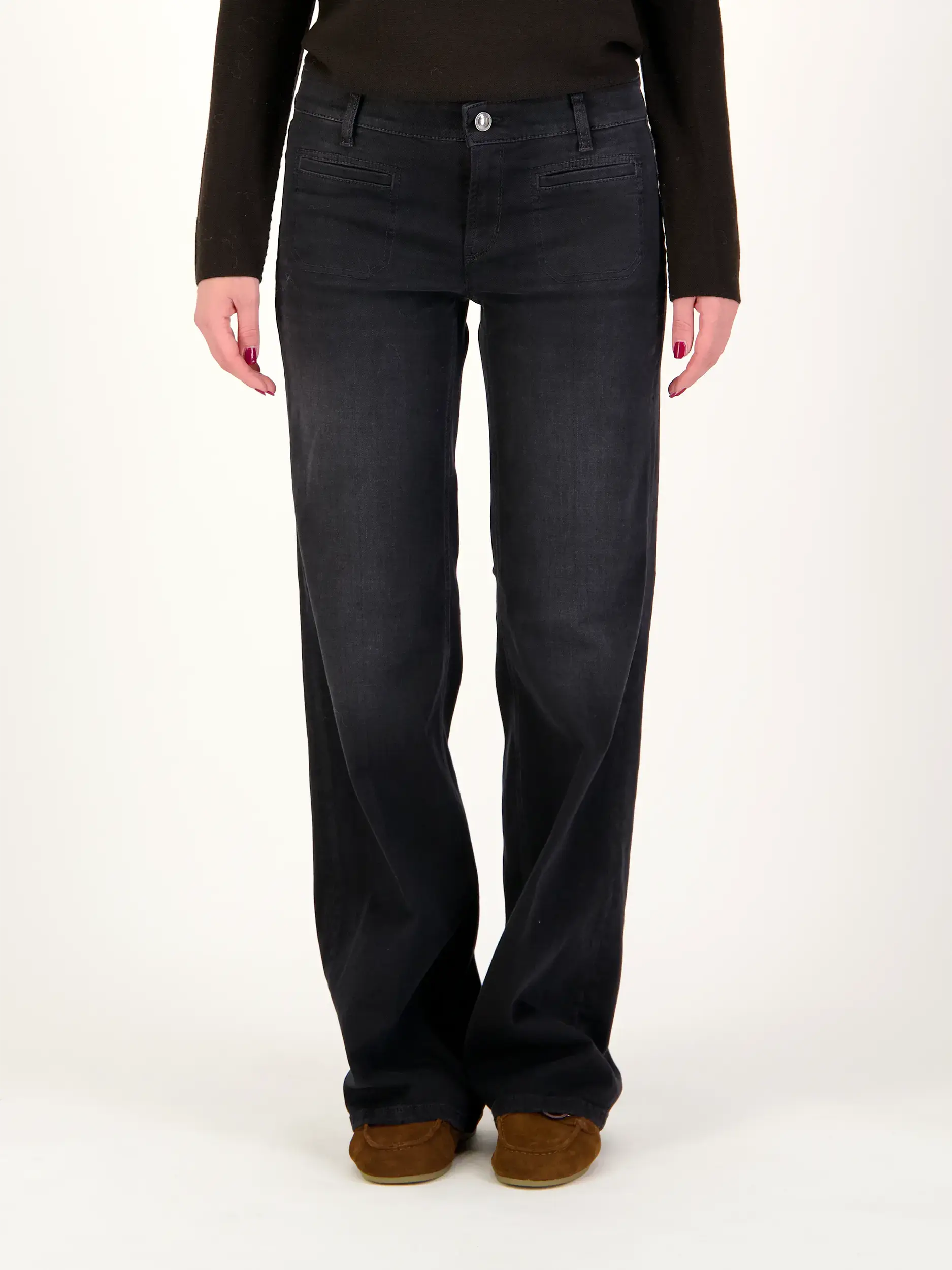 Low Rise Straight Leg Jeans 'Tess'  - Artikel Vorderseite getragen von einem Modell - Farbe: Schwarz