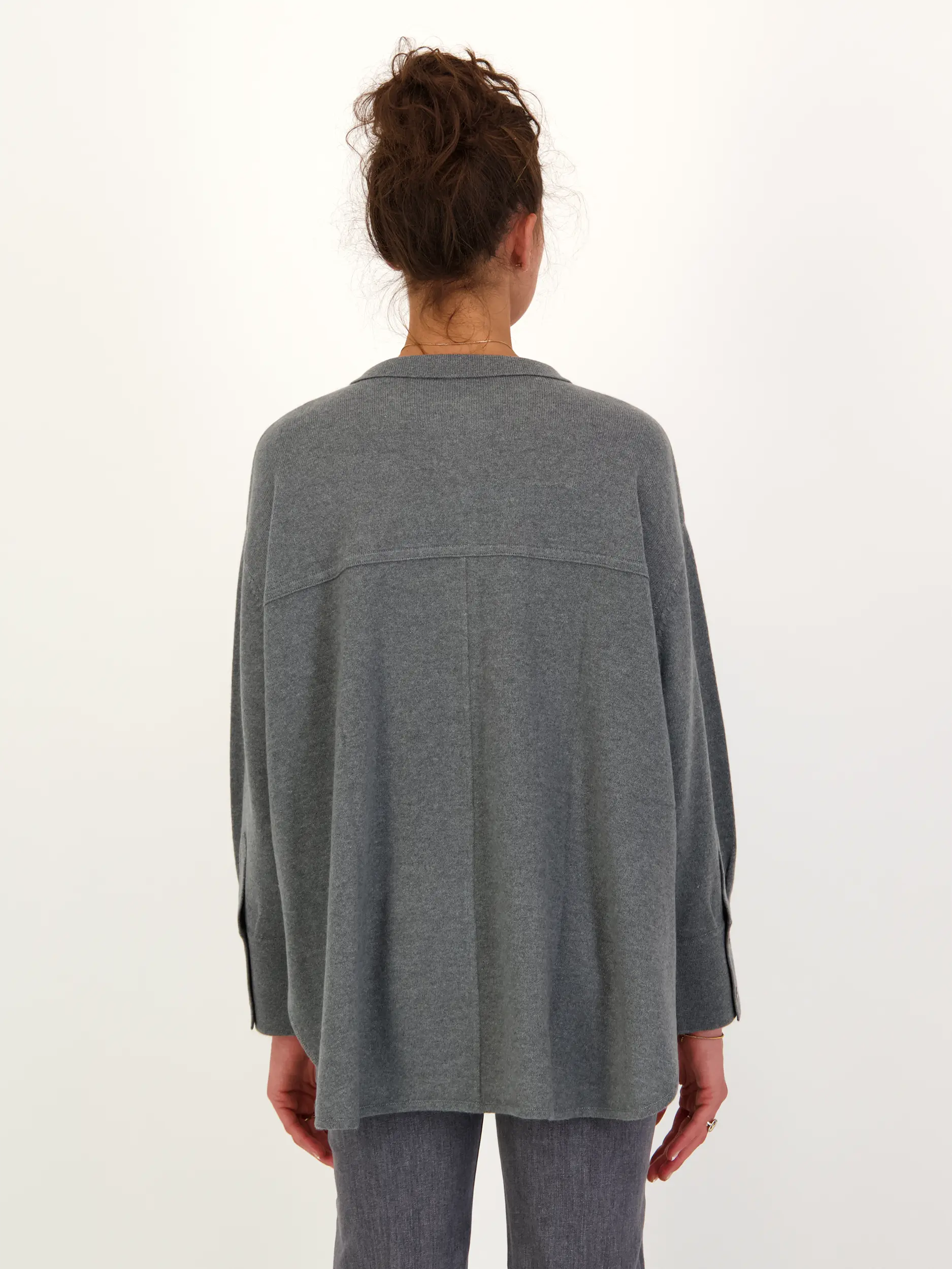 Strickjacke - Artikel Rückseite getragen von einem Modell - Farbe: Grün