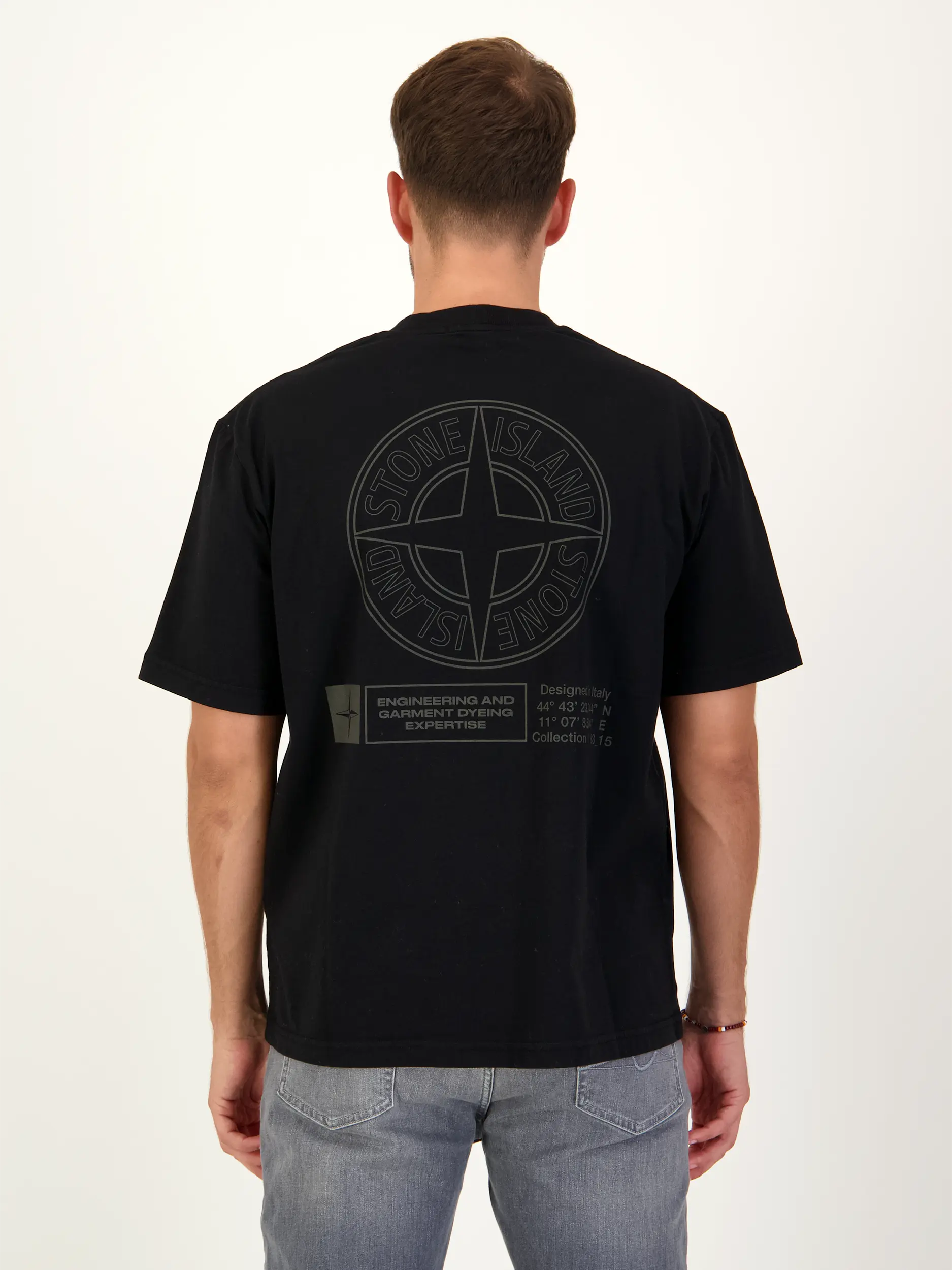 T-Shirt - Artikel Rückseite getragen von einem Modell
