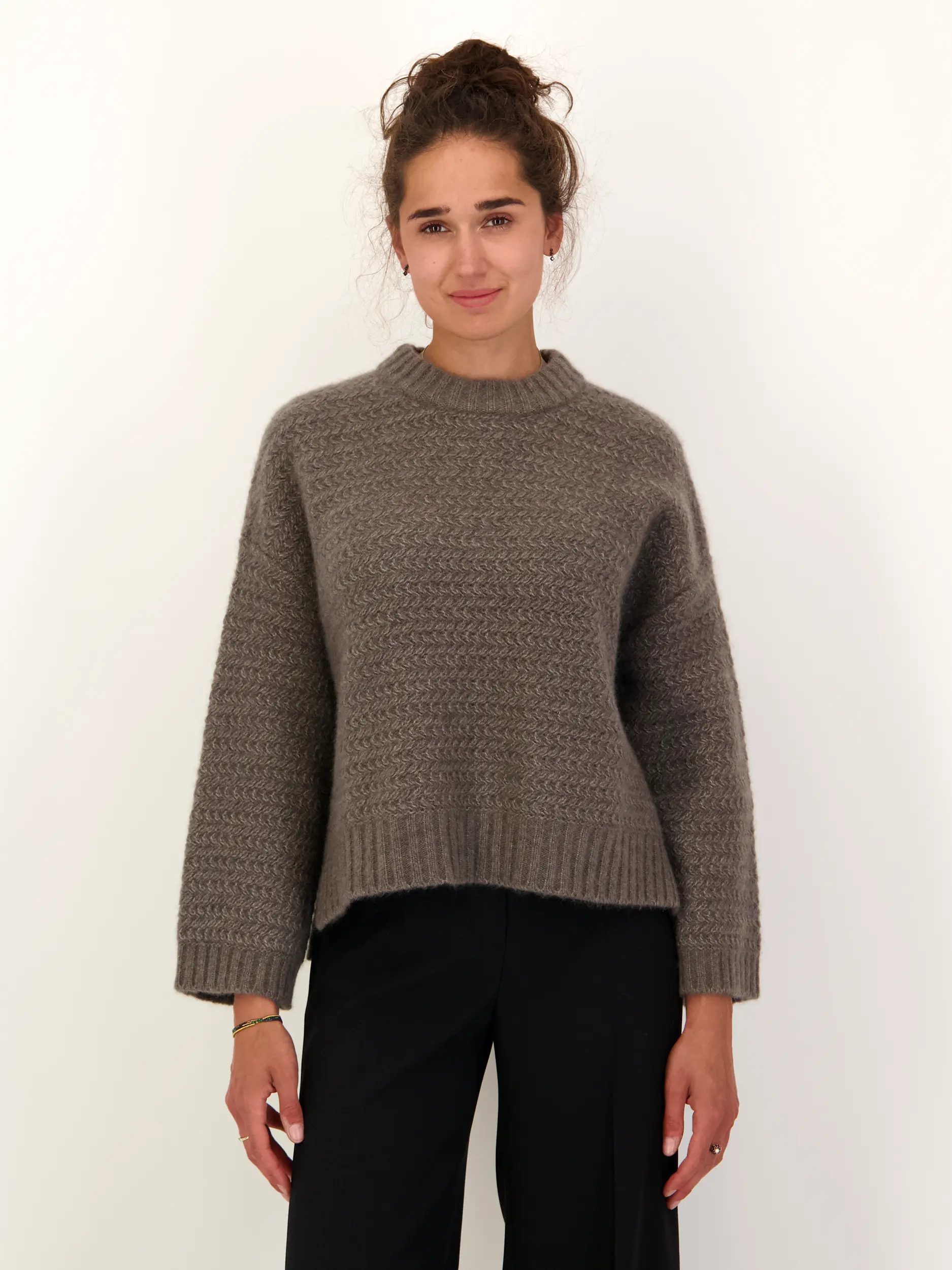 Pullover 'Surrey' aus Kaschmir langarm - Artikel Vorderseite getragen von einem Modell