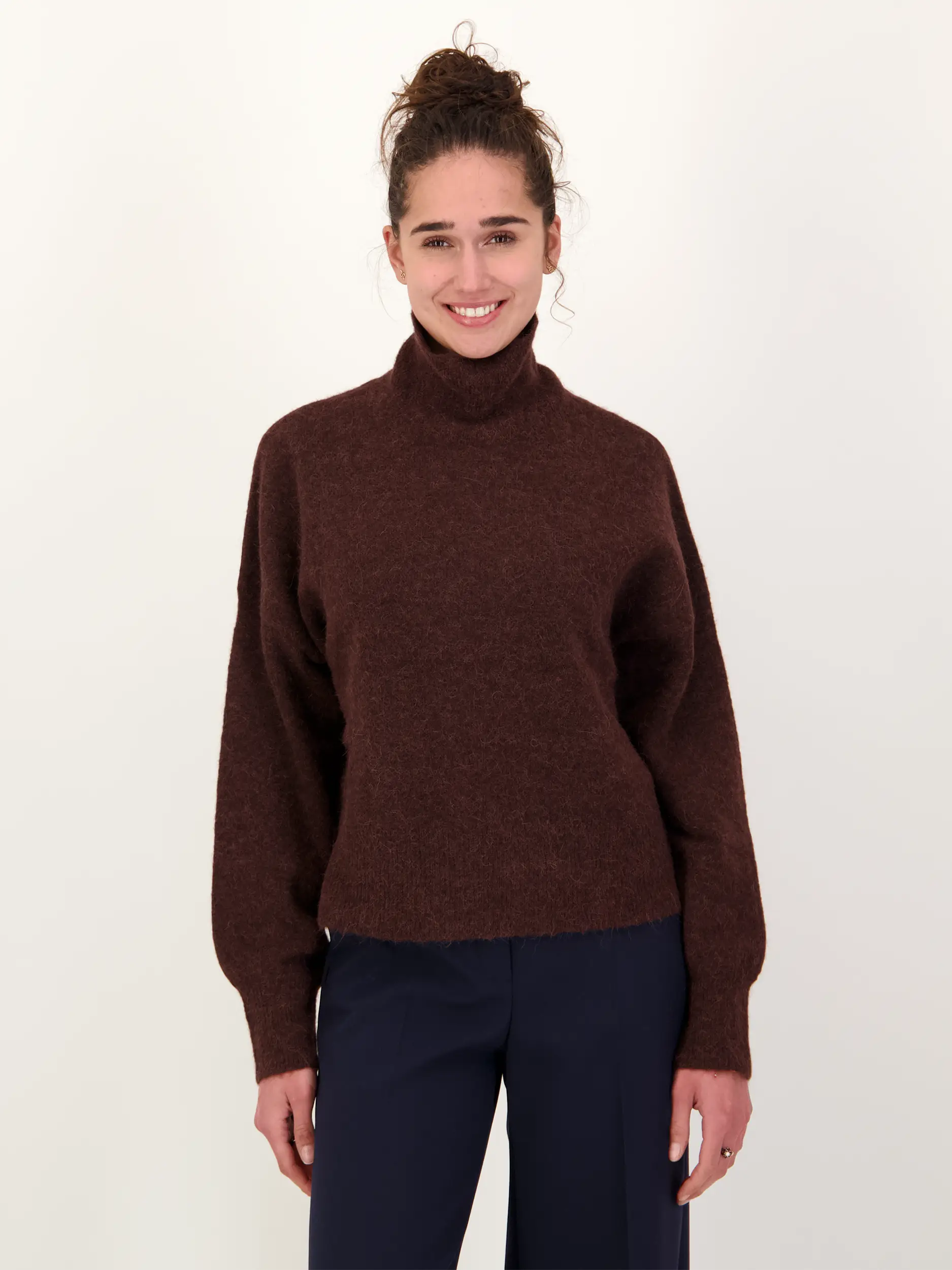 Pullover 'Nola' - Artikel Vorderseite getragen von einem Modell - Farbe: Braun