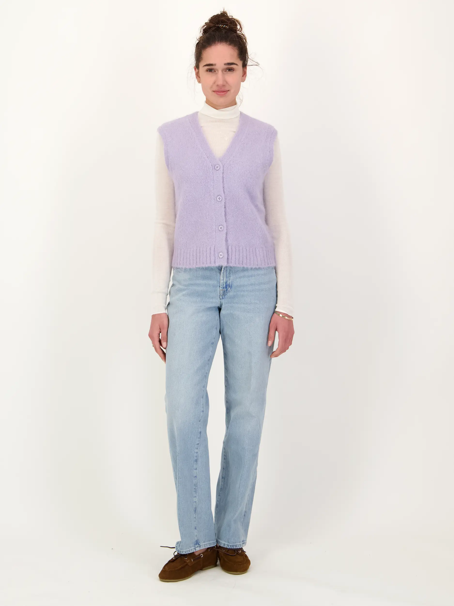 Strickweste 'Sajeanne' aus Alpaka Mix ärmellos - Artikel Teil eines Outfits getragen von einem Modell - Farbe: Violett