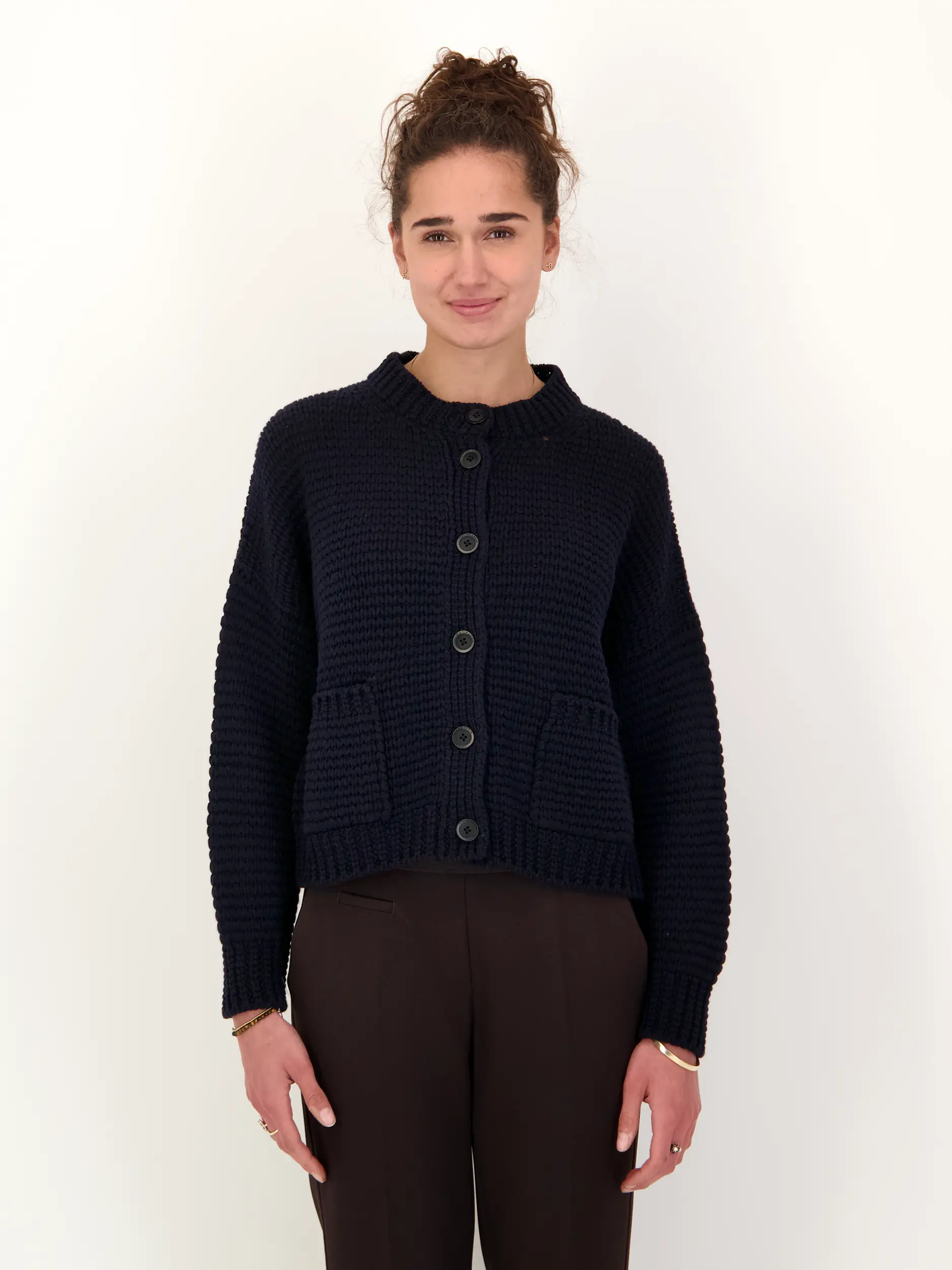 Strickjacke 'Marjorie' aus Kaschmir - Artikel Vorderseite getragen von einem Modell - Farbe: Blau