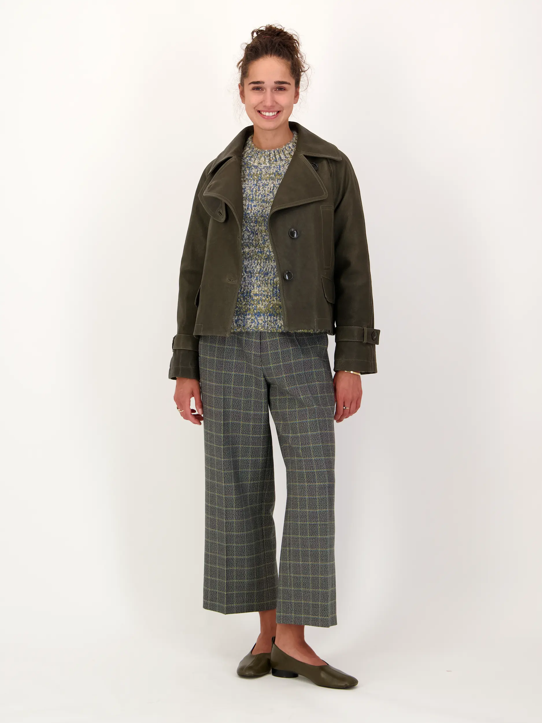 Gemusterter Pullover aus Alpaka langarm - Artikel Teil eines Outfits getragen von einem Modell - Farbe: Grün