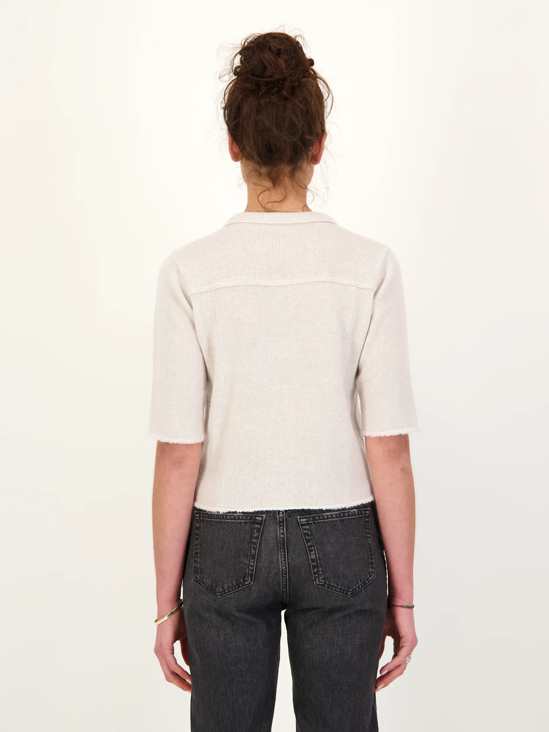 Strickjacke aus Kaschmir Mix - Artikel Rückseite getragen von einem Modell - Farbe: Beige