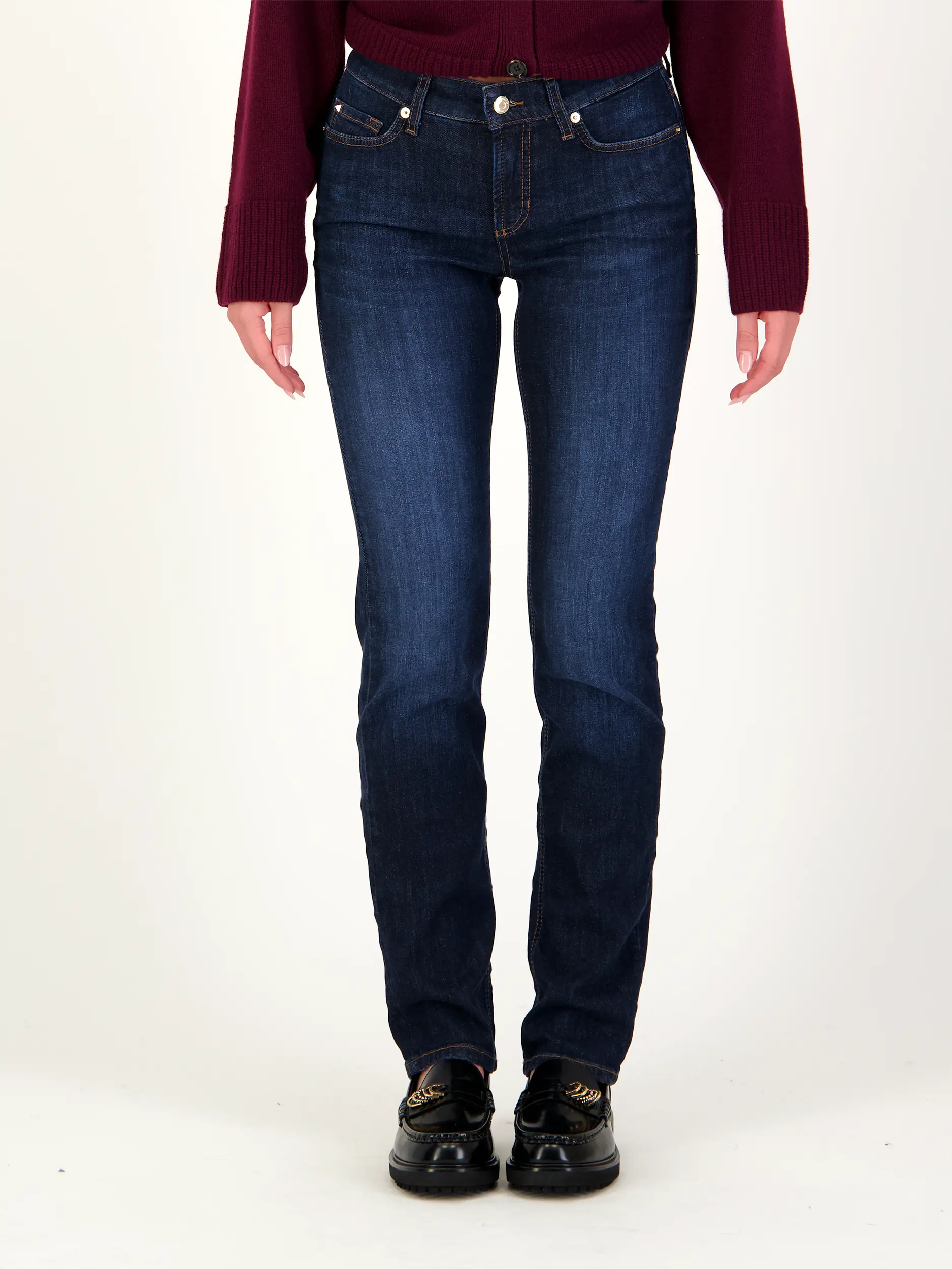Mid Rise Straight Leg Jeans 'Piper Long' - Artikel Vorderseite getragen von einem Modell - Farbe: Blau