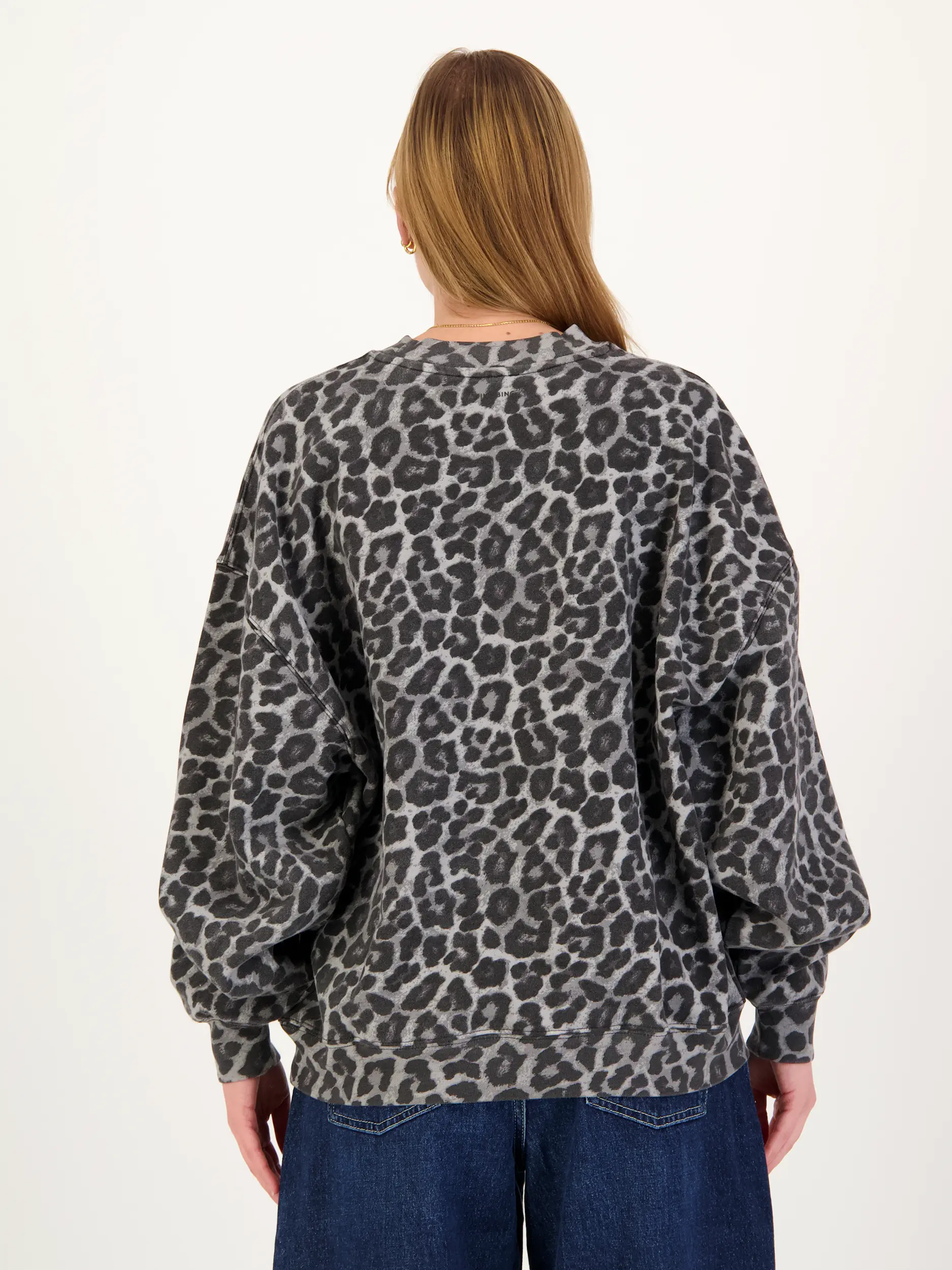 Sweatshirt 'Miles' mit Leo-Print - Artikel Rückseite getragen von einem Modell - Farbe: Grau Sweatshirt 'Miles' mit Leo-Print - Artikel Rückseite getragen von einem Modell - Farbe: Grau