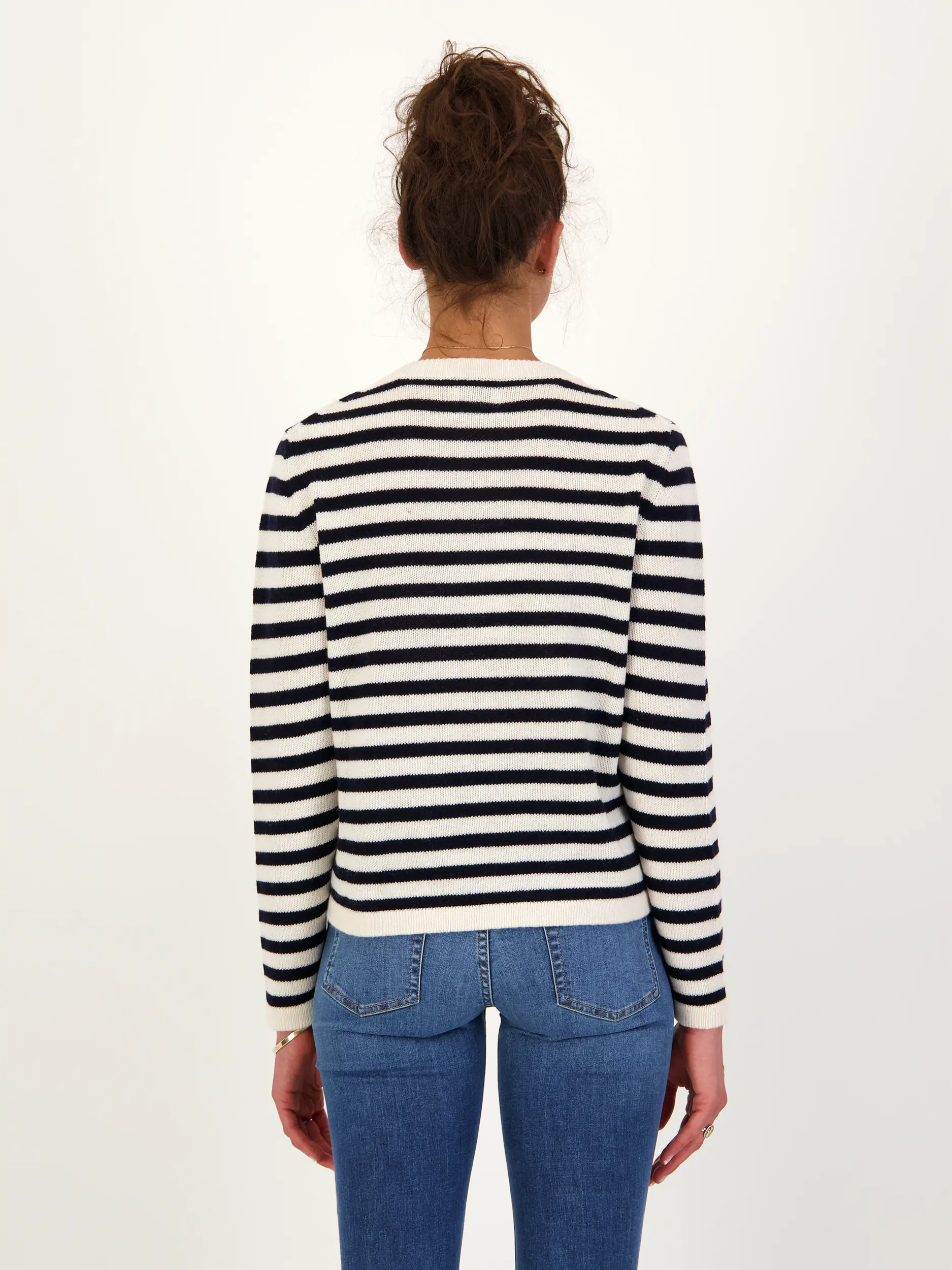 Gestreifter Pullover aus Kaschmir-Mix langarm - Artikel Rückseite getragen von einem Modell