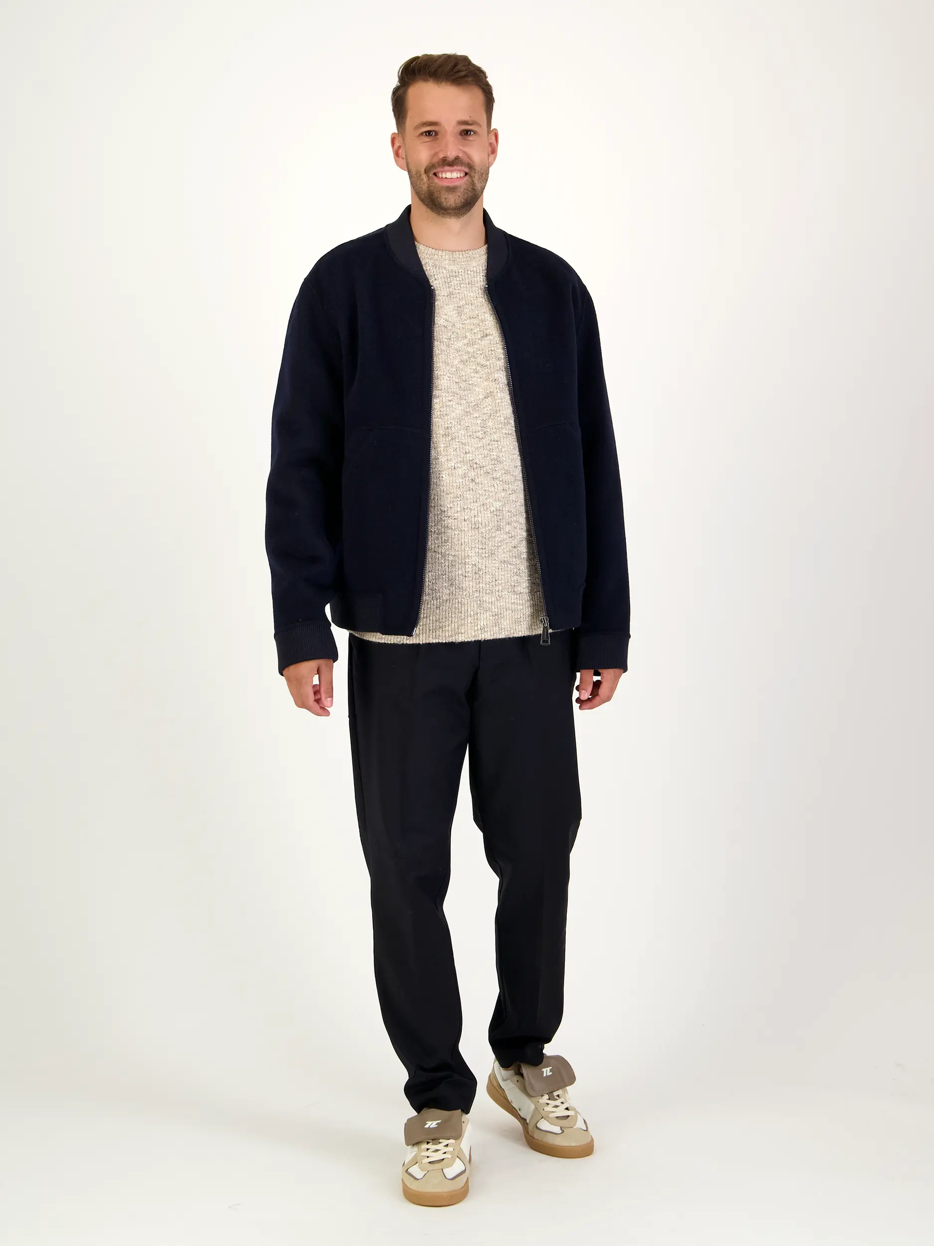 Wolljacke - Artikel Teil eines Outfits getragen von einem Modell - Farbe: Blau