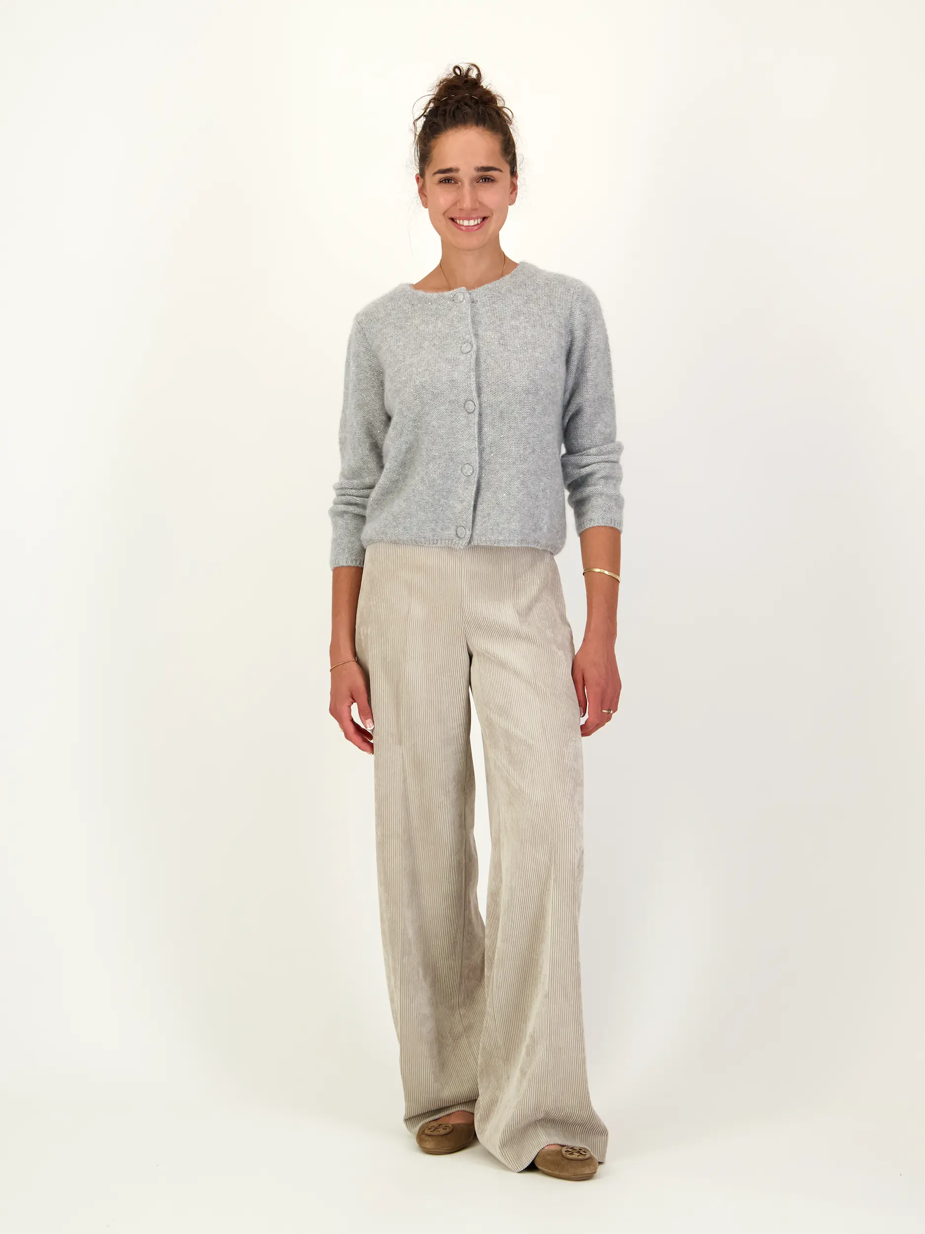 Hose 'Before' - Artikel Teil eines Outfits getragen von einem Modell - Farbe: Beige