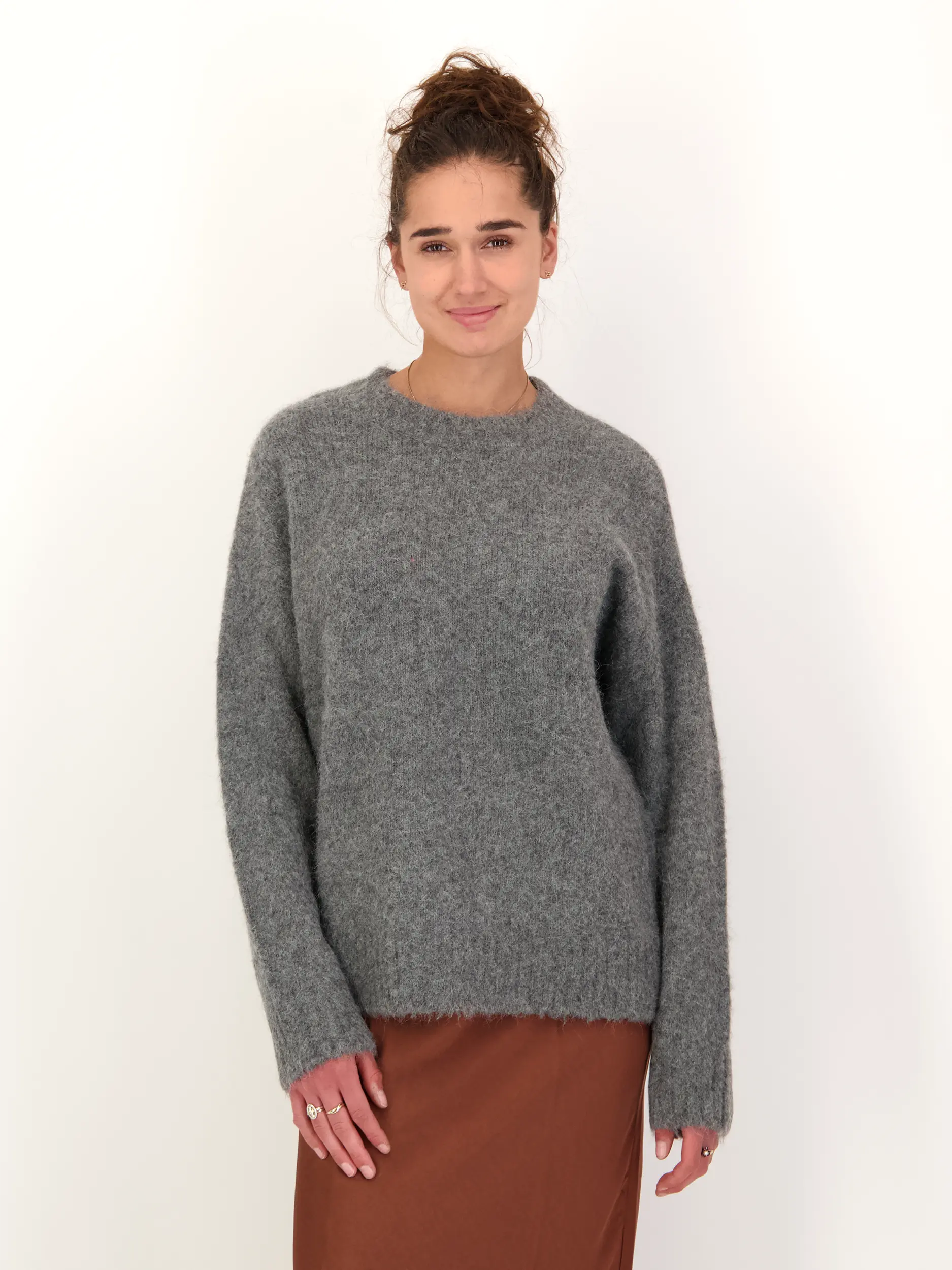Pullover 'Sajeanne' aus Alpaka langarm - Artikel Vorderseite getragen von einem Modell - Farbe: Grau