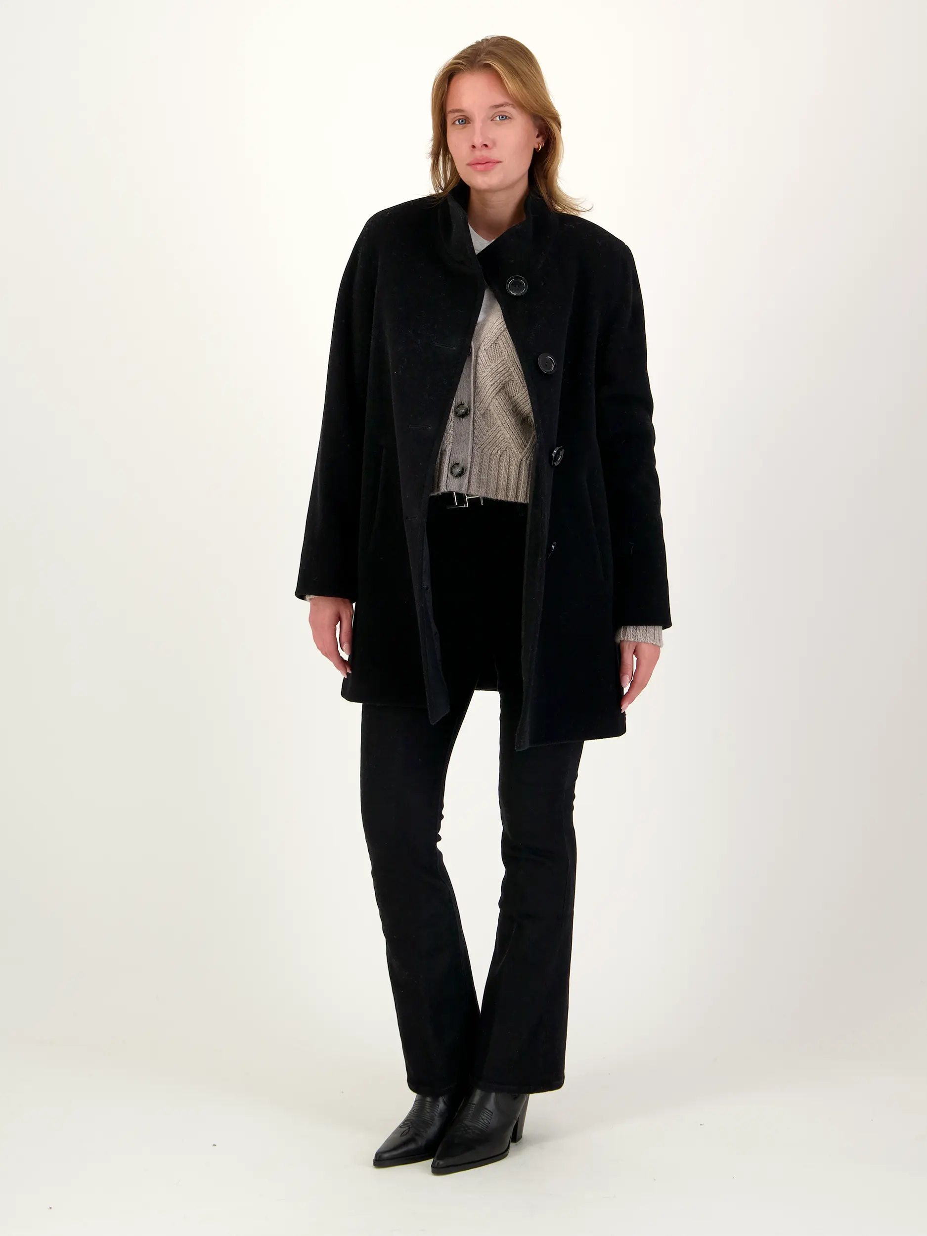 Kurzmantel aus Wolle - Artikel Teil eines Outfits getragen von einem Modell - Farbe: Schwarz