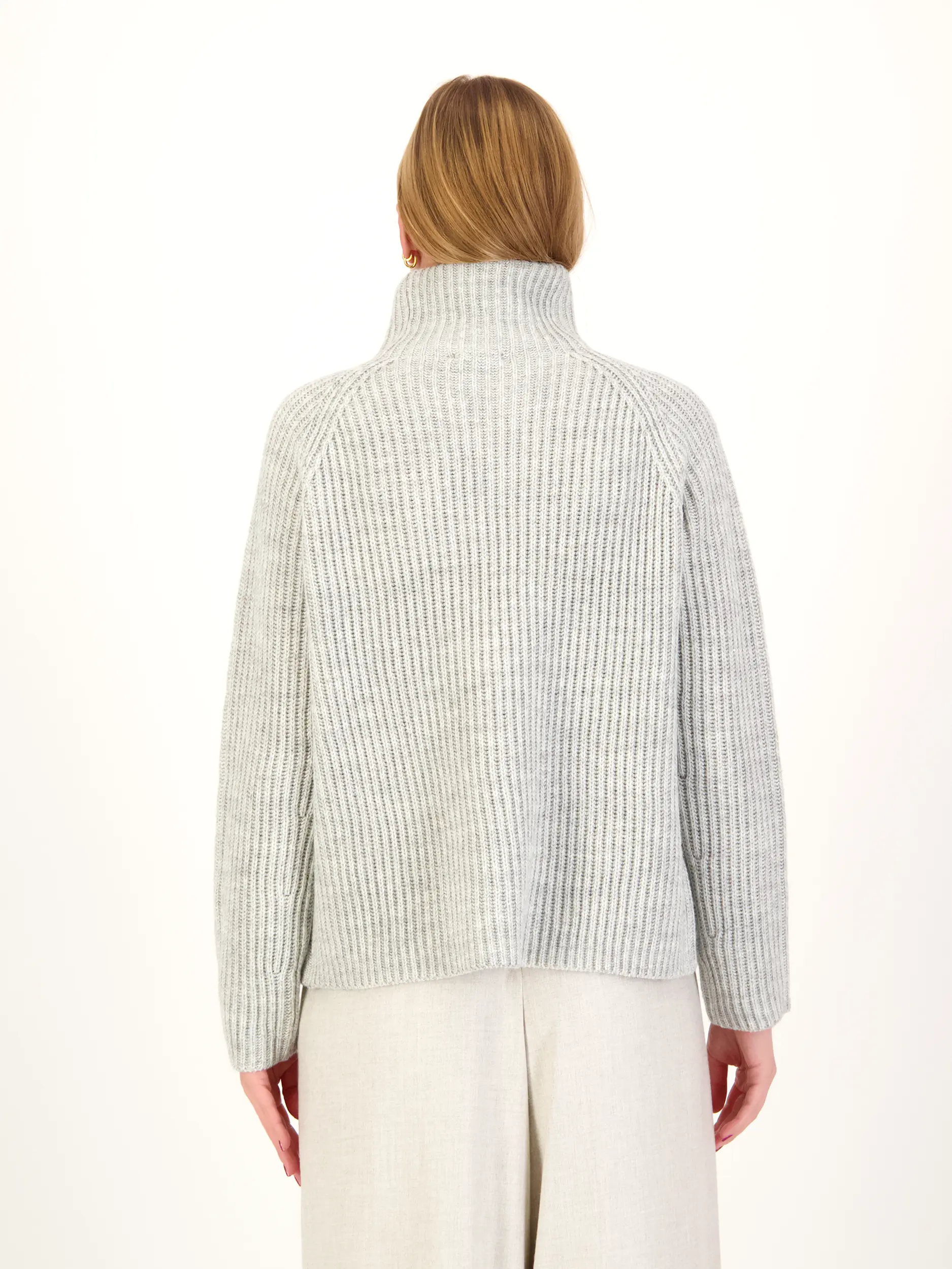 Pullover 'Arwen' - Artikel Rückseite getragen von einem Modell - Farbe: Grau