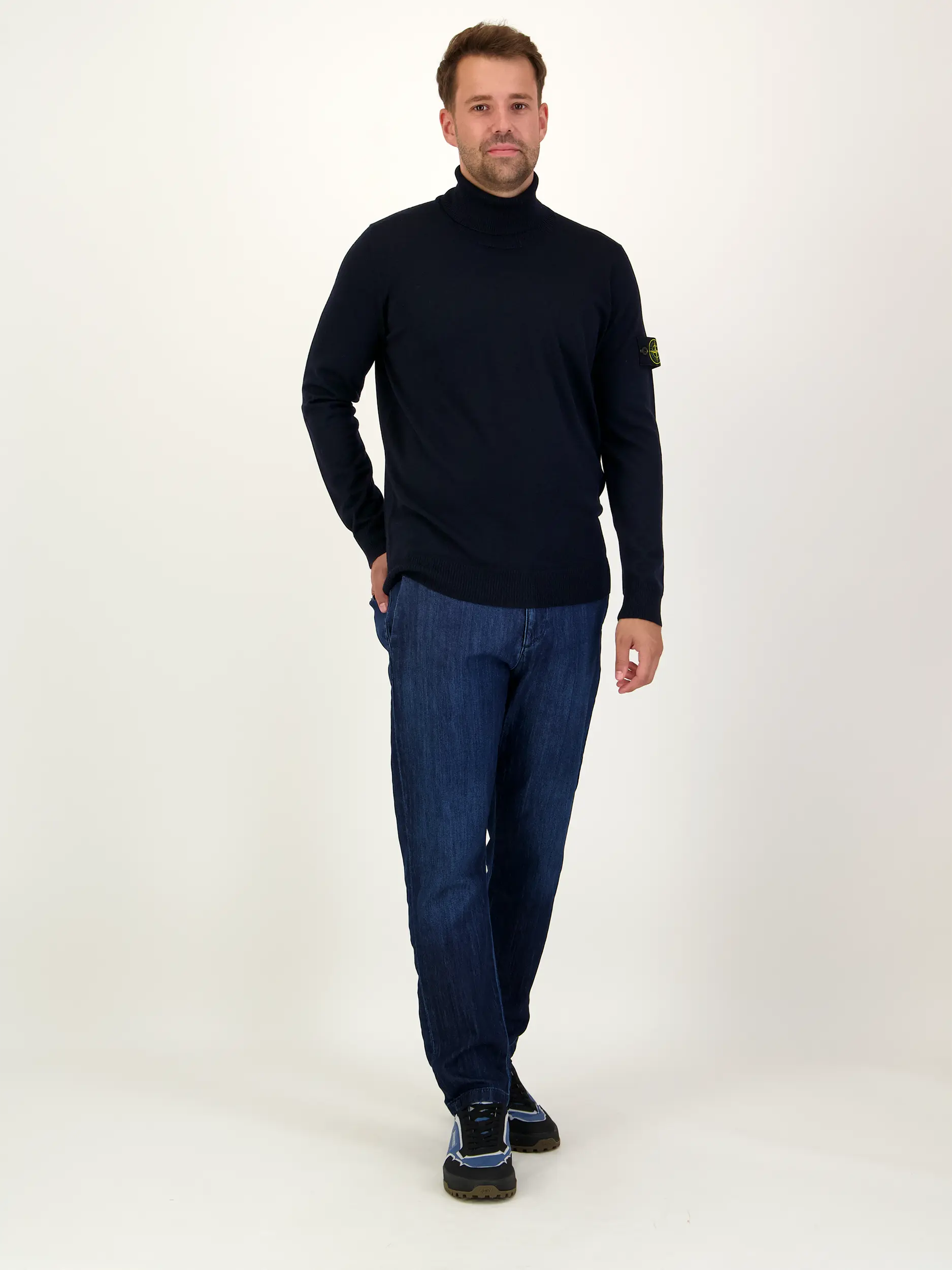 Pullover aus Schurwolle langarm - Artikel Teil eines Outfits getragen von einem Modell